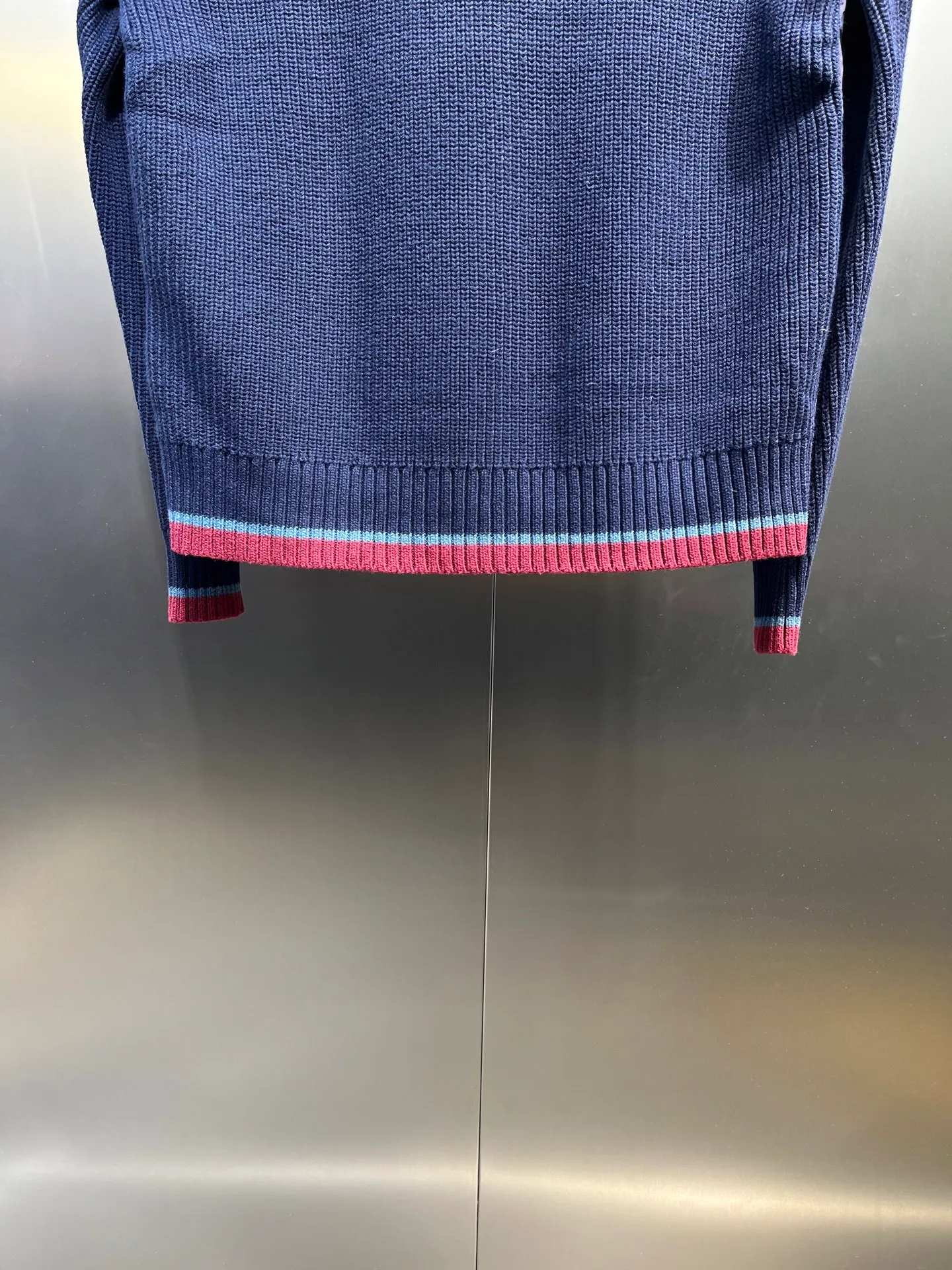 P760 moncler🌟Knitted splicing short stand-up collar This piece directly fits my aesthetic. The snap-button pocket design is super considerate, which is very convenient for daily storage of small items. It also makes the overall shape more neat. It is a blessing for detail control. The high-neck design makes the face smaller, and has excellent windproof and warm effects. It can also look beautiful in the cold wind. The cuffs and collar have contrasting stripes and are filled with 90% white duck, which is fluffy and soft. It has full warmth retention properties. It feels like being wrapped in clouds when worn. It is warm and healing. The shape is also awesome. It can be easily controlled by any body shape regardless of body shape. You can instantly become a fashionista when you put it on. Color: dark coffee, navy blue, black. Size: M-3XL