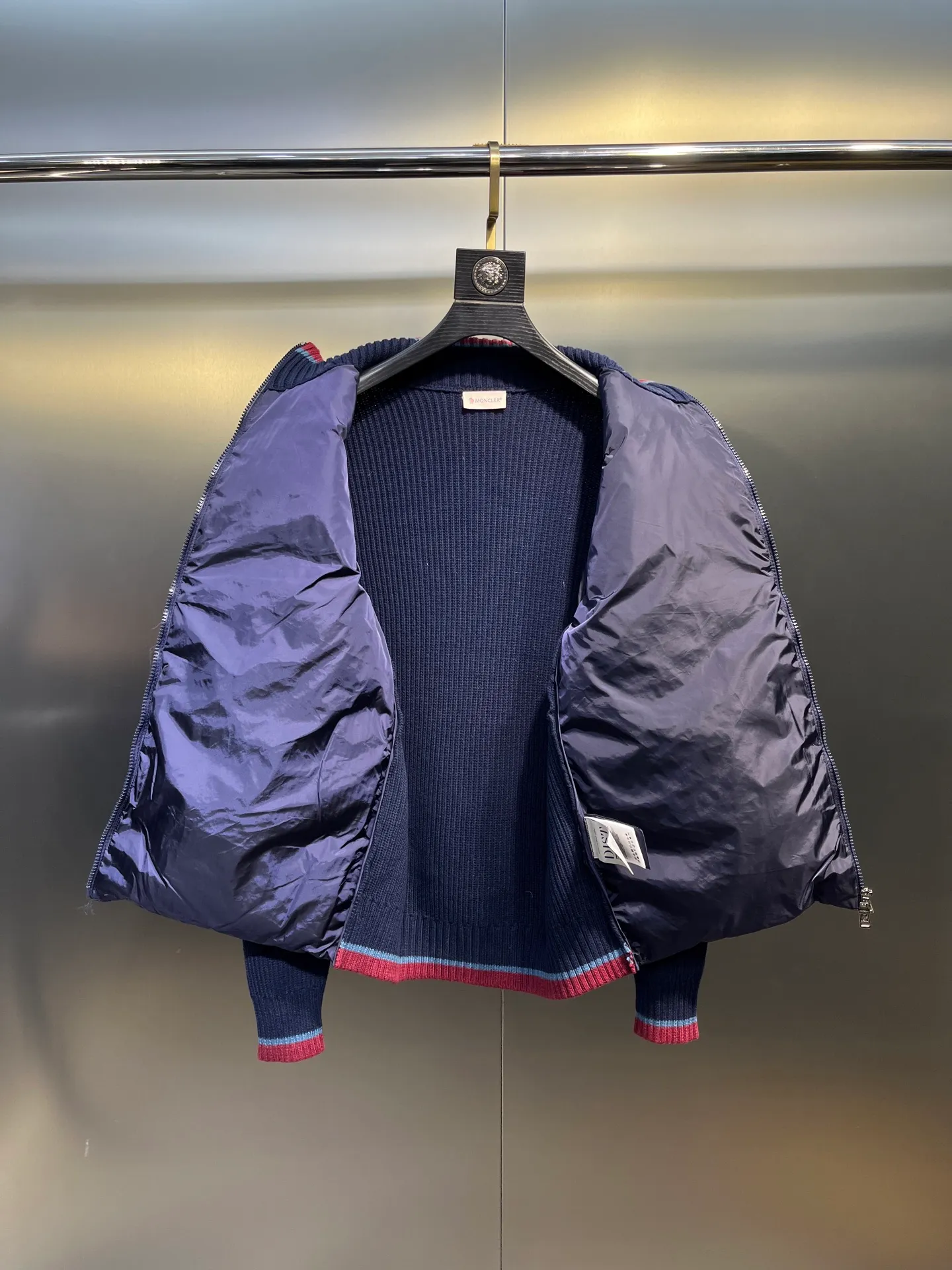 P760 moncler🌟Knitted splicing short stand-up collar This piece directly fits my aesthetic. The snap-button pocket design is super considerate, which is very convenient for daily storage of small items. It also makes the overall shape more neat. It is a blessing for detail control. The high-neck design makes the face smaller, and has excellent windproof and warm effects. It can also look beautiful in the cold wind. The cuffs and collar have contrasting stripes and are filled with 90% white duck, which is fluffy and soft. It has full warmth retention properties. It feels like being wrapped in clouds when worn. It is warm and healing. The shape is also awesome. It can be easily controlled by any body shape regardless of body shape. You can instantly become a fashionista when you put it on. Color: dark coffee, navy blue, black. Size: M-3XL