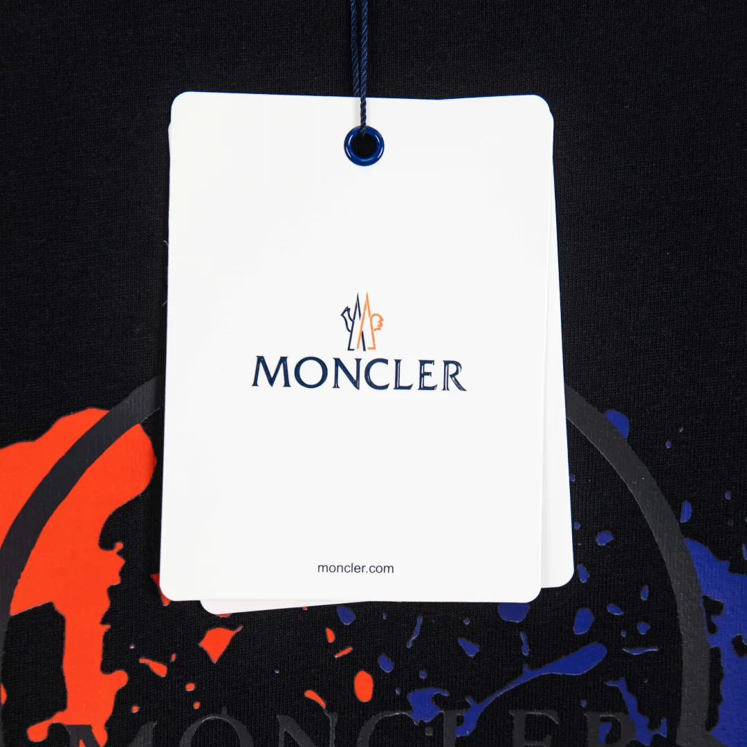 P190 💰 zp version [exclusive supply] MONCLER/muzzle 300g round neck short-sleeved T-shirt brand classic color matching splash ink graffiti letter LOGO embossed process official synchronization high version high quality fashion personality versatile trend pure original quality original fabric hang tag collar label washed wheat three standard complete color: black. white. Size: S M L XL XXL No.: WS10025