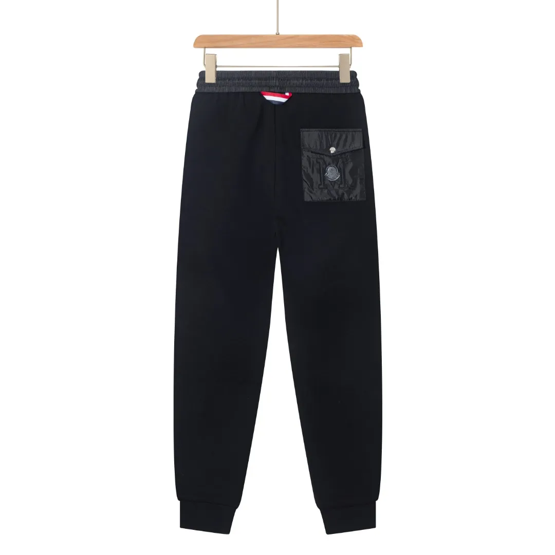 P290 Moncler 25 new autumn trousers European trade channels, direct delivery from Italian overseas warehouses, limited sales of overseas boutiques.  25SS new casual and fashionable sweatpants. This sweatpants adopts the design of big brands to create a fashionable trend. The details are exquisitely processed, showing super high quality.  The pants are embellished with iconic brand logos to highlight the brand style and create a fashionable and diverse look. Carefully crafted from 100% imported fabrics, they are soft and comfortable, and are skin-friendly and warm. They are a pair of pants that are comfortable both at home and when going out. You can just wear a jacket and a sweater to go out~ Color: Black Size: M L XL 2XL 3XL