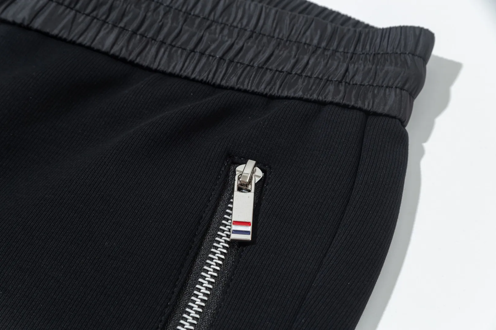 P290 Moncler 25 new autumn trousers European trade channels, direct delivery from Italian overseas warehouses, limited sales of overseas boutiques.  25SS new casual and fashionable sweatpants. This sweatpants adopts the design of big brands to create a fashionable trend. The details are exquisitely processed, showing super high quality.  The pants are embellished with iconic brand logos to highlight the brand style and create a fashionable and diverse look. Carefully crafted from 100% imported fabrics, they are soft and comfortable, and are skin-friendly and warm. They are a pair of pants that are comfortable both at home and when going out. You can just wear a jacket and a sweater to go out~ Color: Black Size: M L XL 2XL 3XL