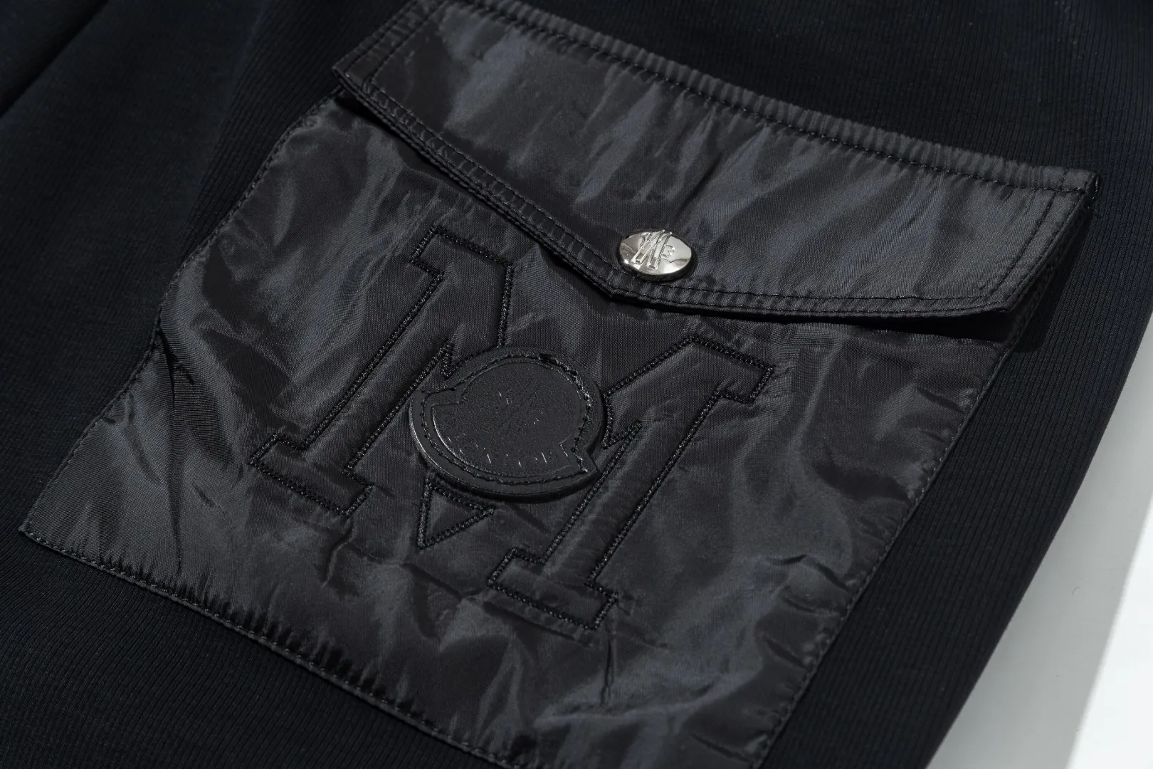 P290 Moncler 25 new autumn trousers European trade channels, direct delivery from Italian overseas warehouses, limited sales of overseas boutiques.  25SS new casual and fashionable sweatpants. This sweatpants adopts the design of big brands to create a fashionable trend. The details are exquisitely processed, showing super high quality.  The pants are embellished with iconic brand logos to highlight the brand style and create a fashionable and diverse look. Carefully crafted from 100% imported fabrics, they are soft and comfortable, and are skin-friendly and warm. They are a pair of pants that are comfortable both at home and when going out. You can just wear a jacket and a sweater to go out~ Color: Black Size: M L XL 2XL 3XL