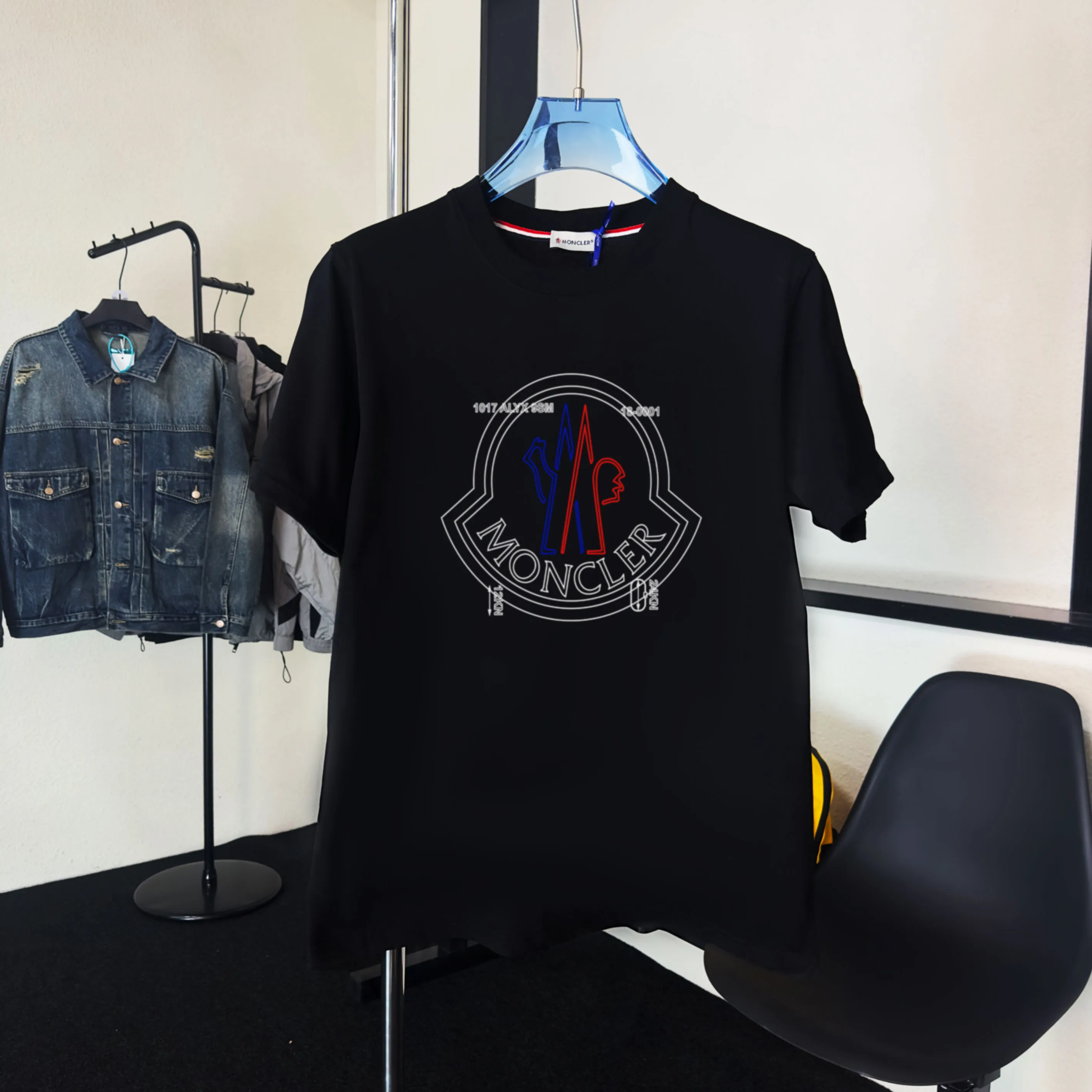 P140 💰Upgraded version "Mobile phone smart sensor ~ NFC chip armband ~ direct access to the official website for anti-counterfeiting" "Moncler ~ Mouth Mouth" 2025 new high-quality round neck short-sleeved T-shirt. The cuffs have imported embroidered labels. Customized dyeing, very comfortable to touch. Super versatile and good-looking short-sleeved. Complete with three labels. Non-market ordinary version. Feel free to compare. Quality is absolutely guaranteed! ‼ First of all, this original fabric is all custom-woven with 32-count double yarn fabric, 250G, and the weight is the same‼ Fine workmanship, double waistcoat method, double waistcoat method, double waistcoat method makes the whole dress more three-dimensional, which is not a craft that ordinary T-shirts can achieve🤪 Size: S-M-L-XL-2XL Color: black, white, apricot, same style for men and women