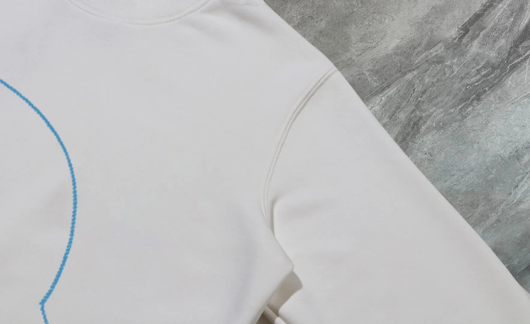P210 High-version sweatshirt) [Long-term stock] 〖𝐌𝐎𝐍𝐂𝐋𝐄𝐑~Mask〗 Made of 440g heavy-weight fabric. It is different from the market currency. It can be matched with any variety and is properly handsome. 😎The whole dress is made of double waistcoats. The double waistcoats make the whole dress more three-dimensional. Not ordinary factories can do such fine work. 2025 Spring runway version of the T stage, on sale at the counter, round neck terry sweatshirt, high-end double-strand pure cotton, custom-made stretch ribs, dyed in the same vat, complete with three standards, matched with exquisite embroidered LOGO on the chest, simple and advanced, same style for men and women. Color: black, apricot, white, size: S M L XL 2XL