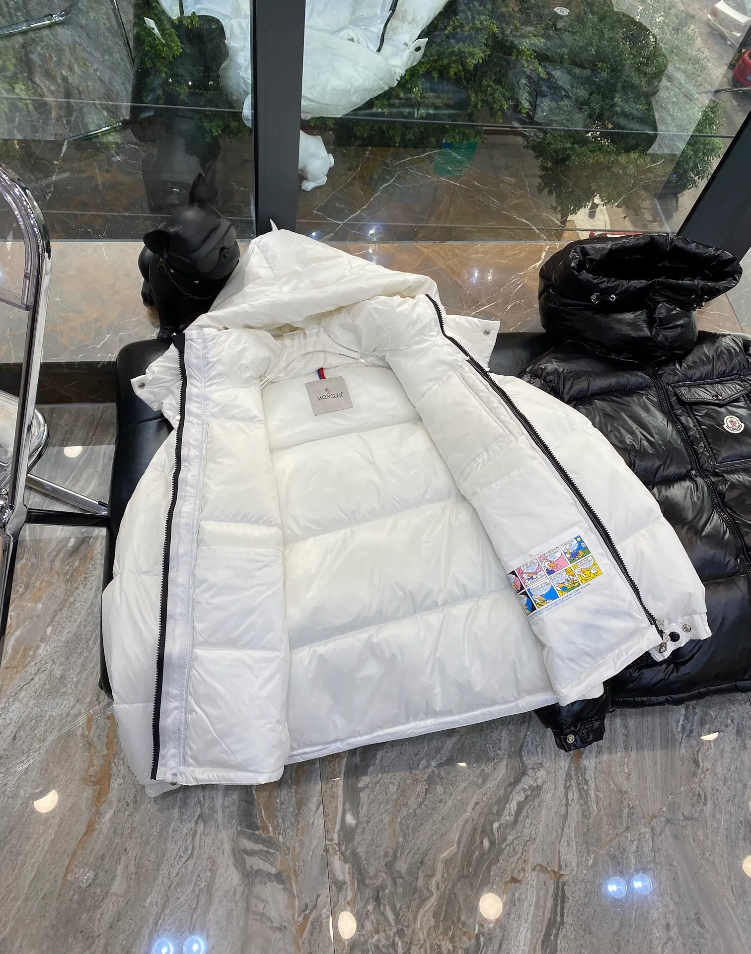 P720 💎Higher version💎 ——🔜Moncler red, white and blue striped hooded vest This down vest is really nothing to say! 🤐 Every detail is worthy of your careful consideration! In addition to retaining its powerful down craftsmanship, the placket adds a fashionable element of red, white and blue strips to add highlights!  The outer fabric is imported nylon, which is really, really soft! The down inside is filled with 90% duck down🦆. The down is large, delicate and stemless, and you won’t feel any lumps when you press it!  📶All hardware accessories are customized by customers. There are no defects in the hardware. The logo engraving is very delicate and smooth. It will definitely beat the market products! Paired with ykk zippers, it is durable and every detail reveals the brand's quality!  The style is very correct and can be used by both men and women, no one is picky. Everyone on earth knows about Fa Meng’s stuff! 🌐 I won’t say much, just take a look at the real-life details to experience the product❗ Number of yards: 1 2 3 4 5 black white 2️⃣ individual colors