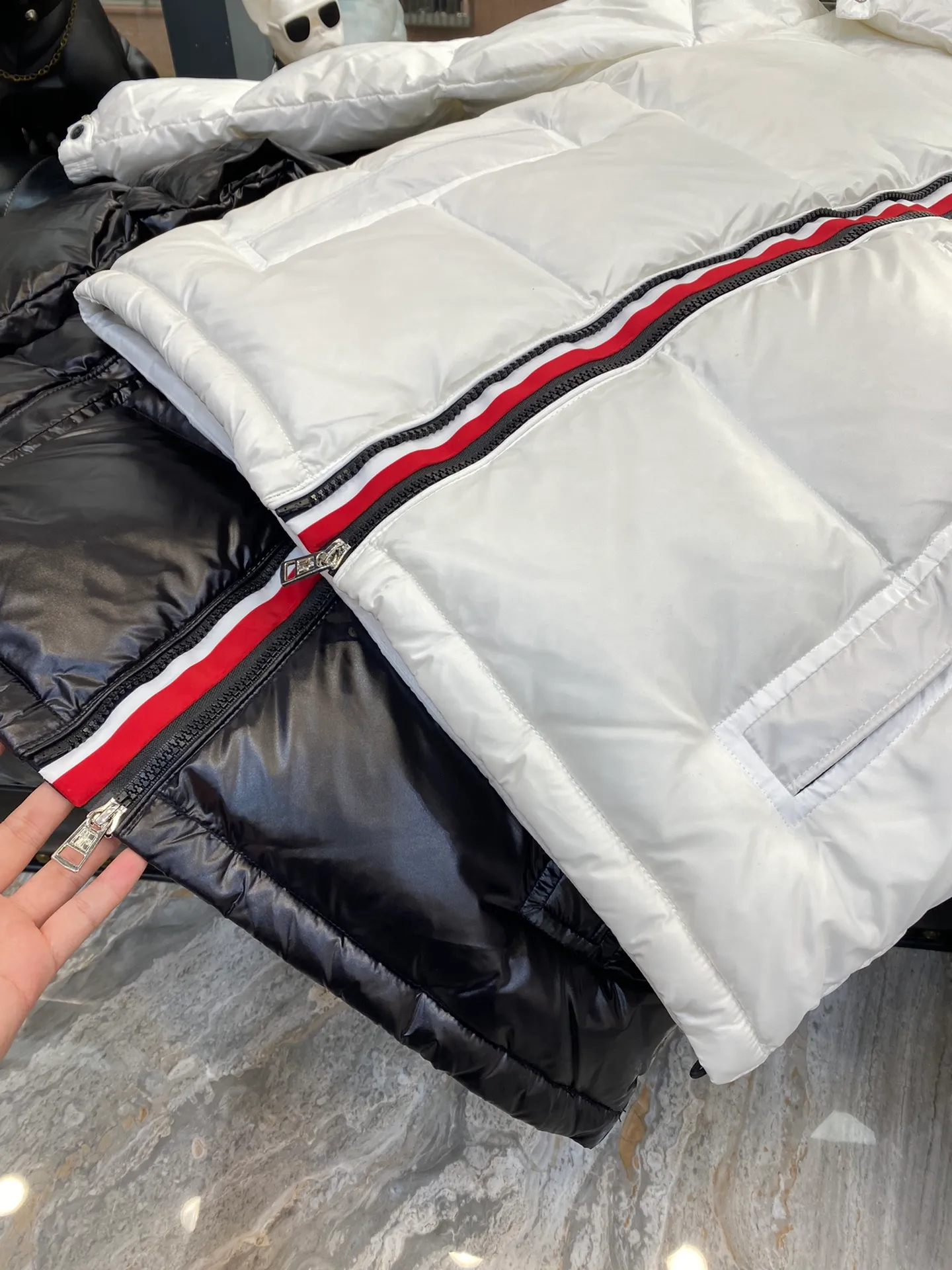 P720 💎Higher version💎 ——🔜Moncler red, white and blue striped hooded vest This down vest is really nothing to say! 🤐 Every detail is worthy of your careful consideration! In addition to retaining its powerful down craftsmanship, the placket adds a fashionable element of red, white and blue strips to add highlights!  The outer fabric is imported nylon, which is really, really soft! The down inside is filled with 90% duck down🦆. The down is large, delicate and stemless, and you won’t feel any lumps when you press it!  📶All hardware accessories are customized by customers. There are no defects in the hardware. The logo engraving is very delicate and smooth. It will definitely beat the market products! Paired with ykk zippers, it is durable and every detail reveals the brand's quality!  The style is very correct and can be used by both men and women, no one is picky. Everyone on earth knows about Fa Meng’s stuff! 🌐 I won’t say much, just take a look at the real-life details to experience the product❗ Number of yards: 1 2 3 4 5 black white 2️⃣ individual colors
