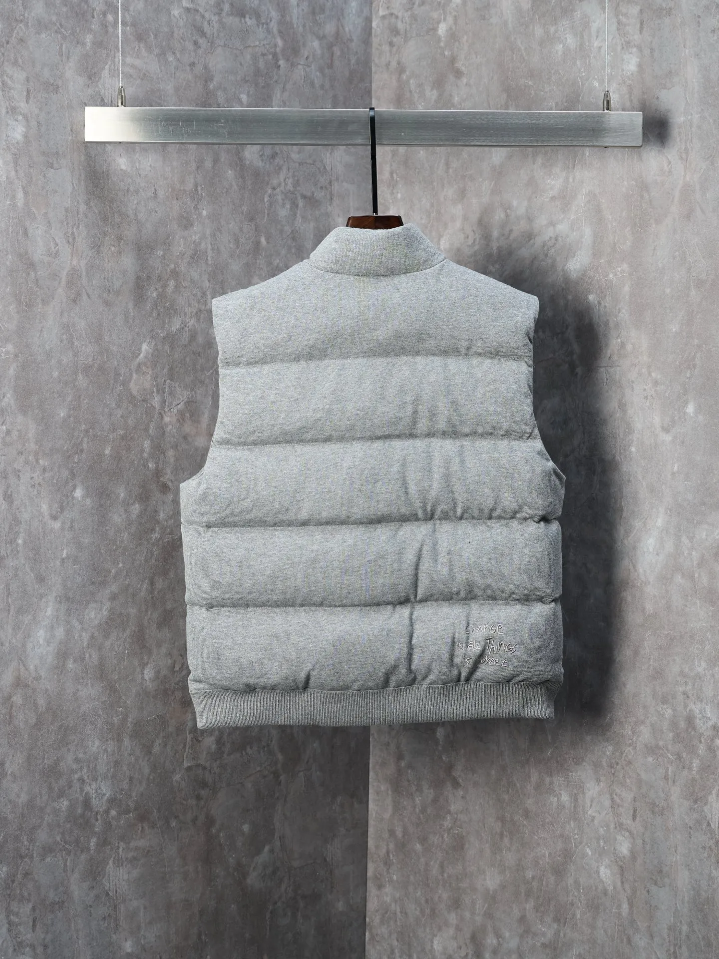 P760 Actual hanging auction] MONCLER/Mongolian × FRGMT Fujiwara Hiroshi joint cotton embroidered down vest [Ready stock] S M L XL A lightweight knitted fabric made of 100% cotton fiber. The fiber characteristics are soft to the touch. The knitted structure gives the fabric a certain amount of elasticity in the horizontal and vertical directions. Even though it is a down vest, it can move freely without any sense of restraint. The air between the coils can circulate freely and has good breathability. It is not easy to accumulate moisture inside, improving the wearing experience. The high-density lining is woven with ultra-fine nylon denier, with a thickness of 0.08mm to avoid increasing the overall weight and making it smooth to wear. The high-density woven structure forms a wind resistance layer to protect the thermal efficiency of the thermal layer from loss. It can also withstand the expansion pressure of down and prevent deformation and damage after long-term use.  Through the high-precision calculation system of the computerized embroidery machine, the collaborative operation of the machine head, needle bar, and bobbin is controlled. The fabric frame moves accurately in the horizontal and vertical directions to form a stitch track. The upper and lower thread tensions are adjusted to ensure that the stitches are smooth and free of floating threads. The chest, lower front and lower back panels are decorated with three different letter embroideries. The finished product has clear patterns and no burrs on the edges.  90 national standard high-quality white duck down, selected high-fill down, with a fill power of 650fp, light and warm, with excellent temperature locking performance and good resilience.