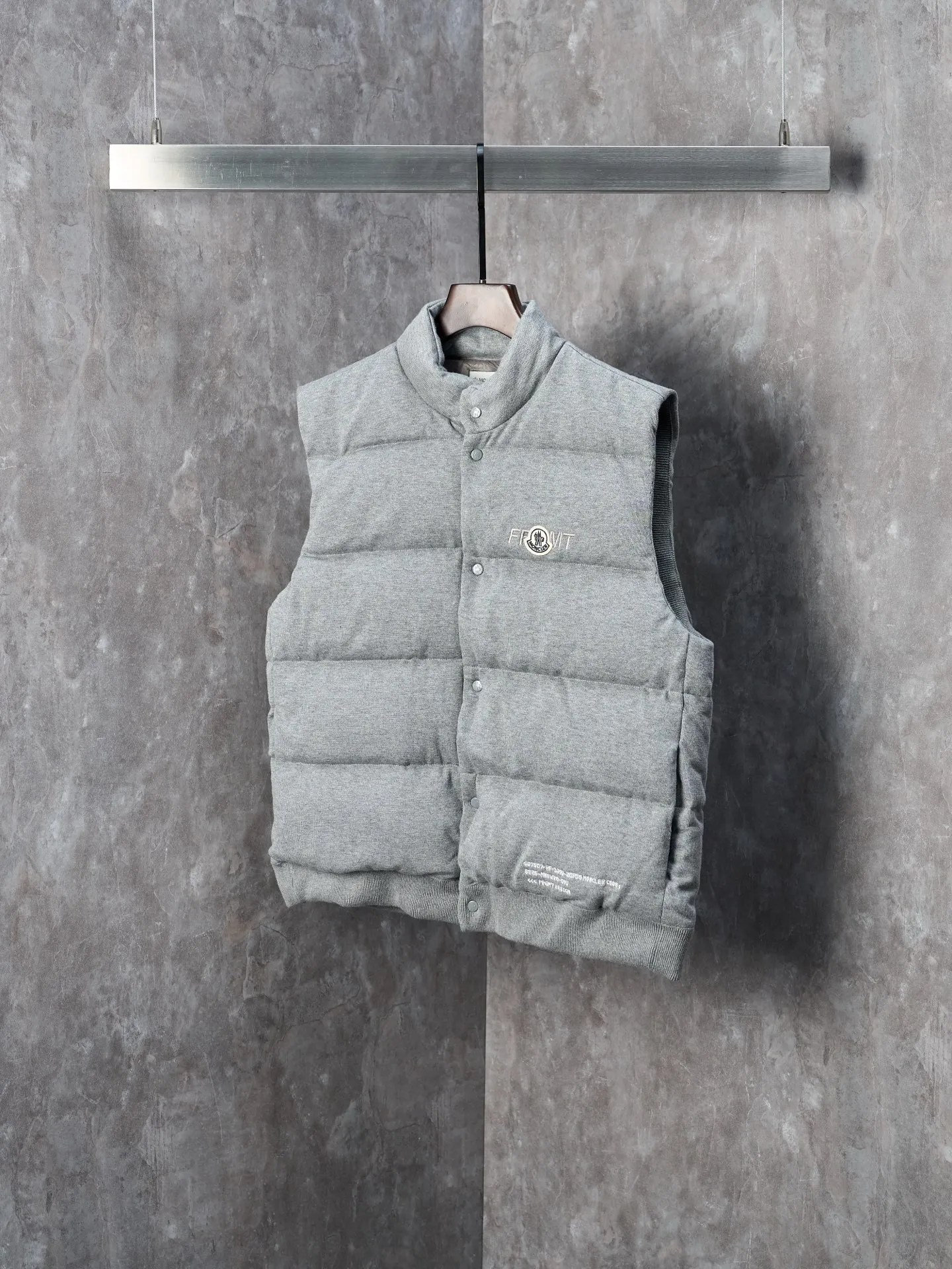 P760 Actual hanging auction] MONCLER/Mongolian × FRGMT Fujiwara Hiroshi joint cotton embroidered down vest [Ready stock] S M L XL A lightweight knitted fabric made of 100% cotton fiber. The fiber characteristics are soft to the touch. The knitted structure gives the fabric a certain amount of elasticity in the horizontal and vertical directions. Even though it is a down vest, it can move freely without any sense of restraint. The air between the coils can circulate freely and has good breathability. It is not easy to accumulate moisture inside, improving the wearing experience. The high-density lining is woven with ultra-fine nylon denier, with a thickness of 0.08mm to avoid increasing the overall weight and making it smooth to wear. The high-density woven structure forms a wind resistance layer to protect the thermal efficiency of the thermal layer from loss. It can also withstand the expansion pressure of down and prevent deformation and damage after long-term use.  Through the high-precision calculation system of the computerized embroidery machine, the collaborative operation of the machine head, needle bar, and bobbin is controlled. The fabric frame moves accurately in the horizontal and vertical directions to form a stitch track. The upper and lower thread tensions are adjusted to ensure that the stitches are smooth and free of floating threads. The chest, lower front and lower back panels are decorated with three different letter embroideries. The finished product has clear patterns and no burrs on the edges.  90 national standard high-quality white duck down, selected high-fill down, with a fill power of 650fp, light and warm, with excellent temperature locking performance and good resilience.