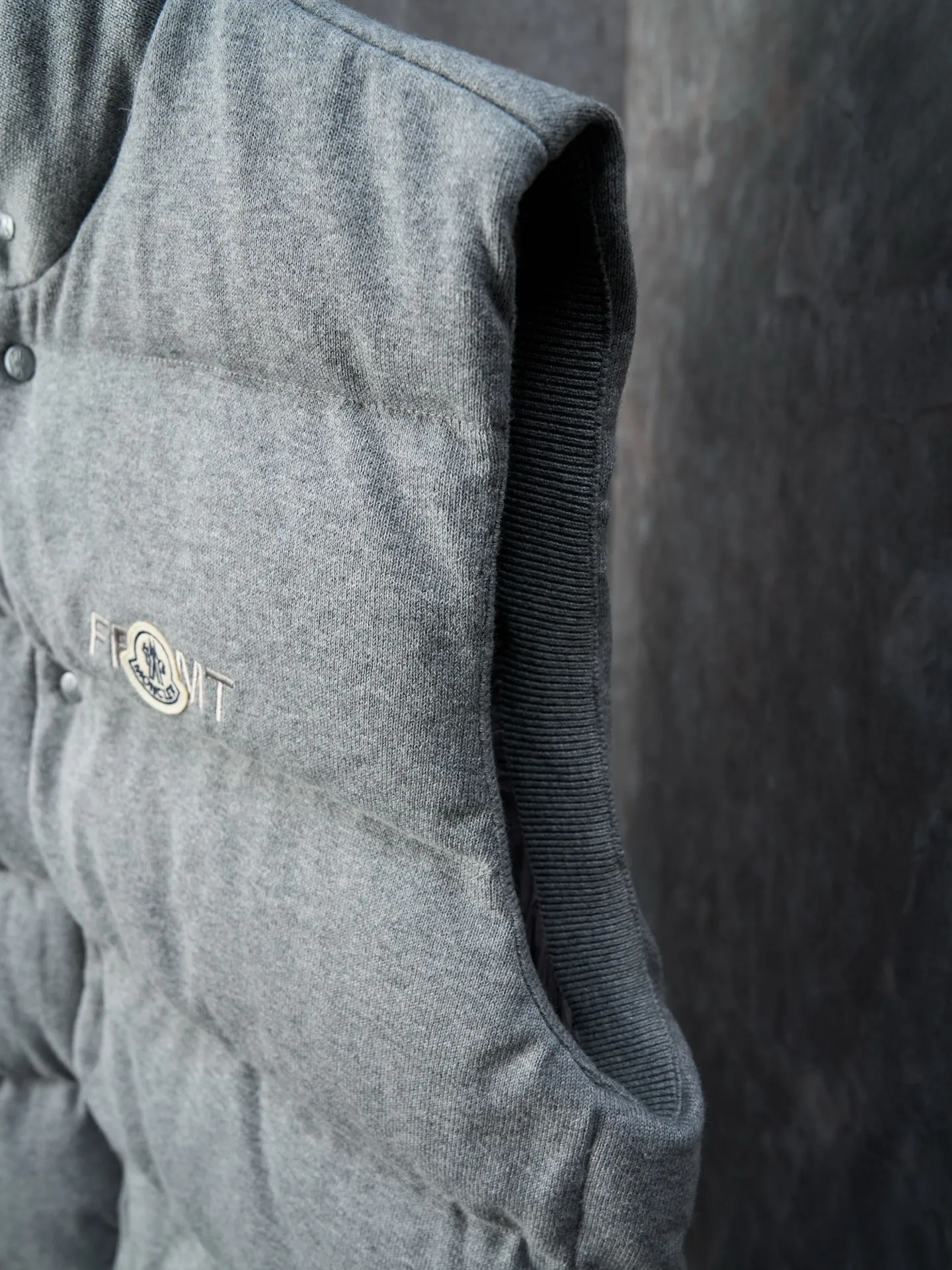 P760 Actual hanging auction] MONCLER/Mongolian × FRGMT Fujiwara Hiroshi joint cotton embroidered down vest [Ready stock] S M L XL A lightweight knitted fabric made of 100% cotton fiber. The fiber characteristics are soft to the touch. The knitted structure gives the fabric a certain amount of elasticity in the horizontal and vertical directions. Even though it is a down vest, it can move freely without any sense of restraint. The air between the coils can circulate freely and has good breathability. It is not easy to accumulate moisture inside, improving the wearing experience. The high-density lining is woven with ultra-fine nylon denier, with a thickness of 0.08mm to avoid increasing the overall weight and making it smooth to wear. The high-density woven structure forms a wind resistance layer to protect the thermal efficiency of the thermal layer from loss. It can also withstand the expansion pressure of down and prevent deformation and damage after long-term use.  Through the high-precision calculation system of the computerized embroidery machine, the collaborative operation of the machine head, needle bar, and bobbin is controlled. The fabric frame moves accurately in the horizontal and vertical directions to form a stitch track. The upper and lower thread tensions are adjusted to ensure that the stitches are smooth and free of floating threads. The chest, lower front and lower back panels are decorated with three different letter embroideries. The finished product has clear patterns and no burrs on the edges.  90 national standard high-quality white duck down, selected high-fill down, with a fill power of 650fp, light and warm, with excellent temperature locking performance and good resilience.