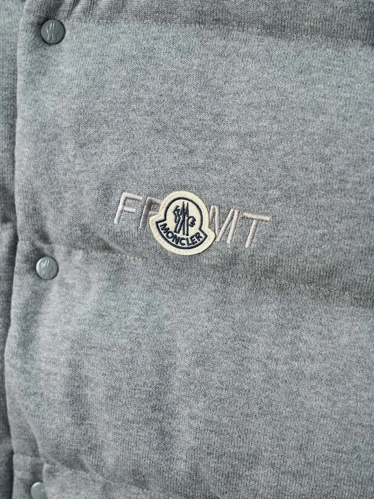 P760 Actual hanging auction] MONCLER/Mongolian × FRGMT Fujiwara Hiroshi joint cotton embroidered down vest [Ready stock] S M L XL A lightweight knitted fabric made of 100% cotton fiber. The fiber characteristics are soft to the touch. The knitted structure gives the fabric a certain amount of elasticity in the horizontal and vertical directions. Even though it is a down vest, it can move freely without any sense of restraint. The air between the coils can circulate freely and has good breathability. It is not easy to accumulate moisture inside, improving the wearing experience. The high-density lining is woven with ultra-fine nylon denier, with a thickness of 0.08mm to avoid increasing the overall weight and making it smooth to wear. The high-density woven structure forms a wind resistance layer to protect the thermal efficiency of the thermal layer from loss. It can also withstand the expansion pressure of down and prevent deformation and damage after long-term use.  Through the high-precision calculation system of the computerized embroidery machine, the collaborative operation of the machine head, needle bar, and bobbin is controlled. The fabric frame moves accurately in the horizontal and vertical directions to form a stitch track. The upper and lower thread tensions are adjusted to ensure that the stitches are smooth and free of floating threads. The chest, lower front and lower back panels are decorated with three different letter embroideries. The finished product has clear patterns and no burrs on the edges.  90 national standard high-quality white duck down, selected high-fill down, with a fill power of 650fp, light and warm, with excellent temperature locking performance and good resilience.