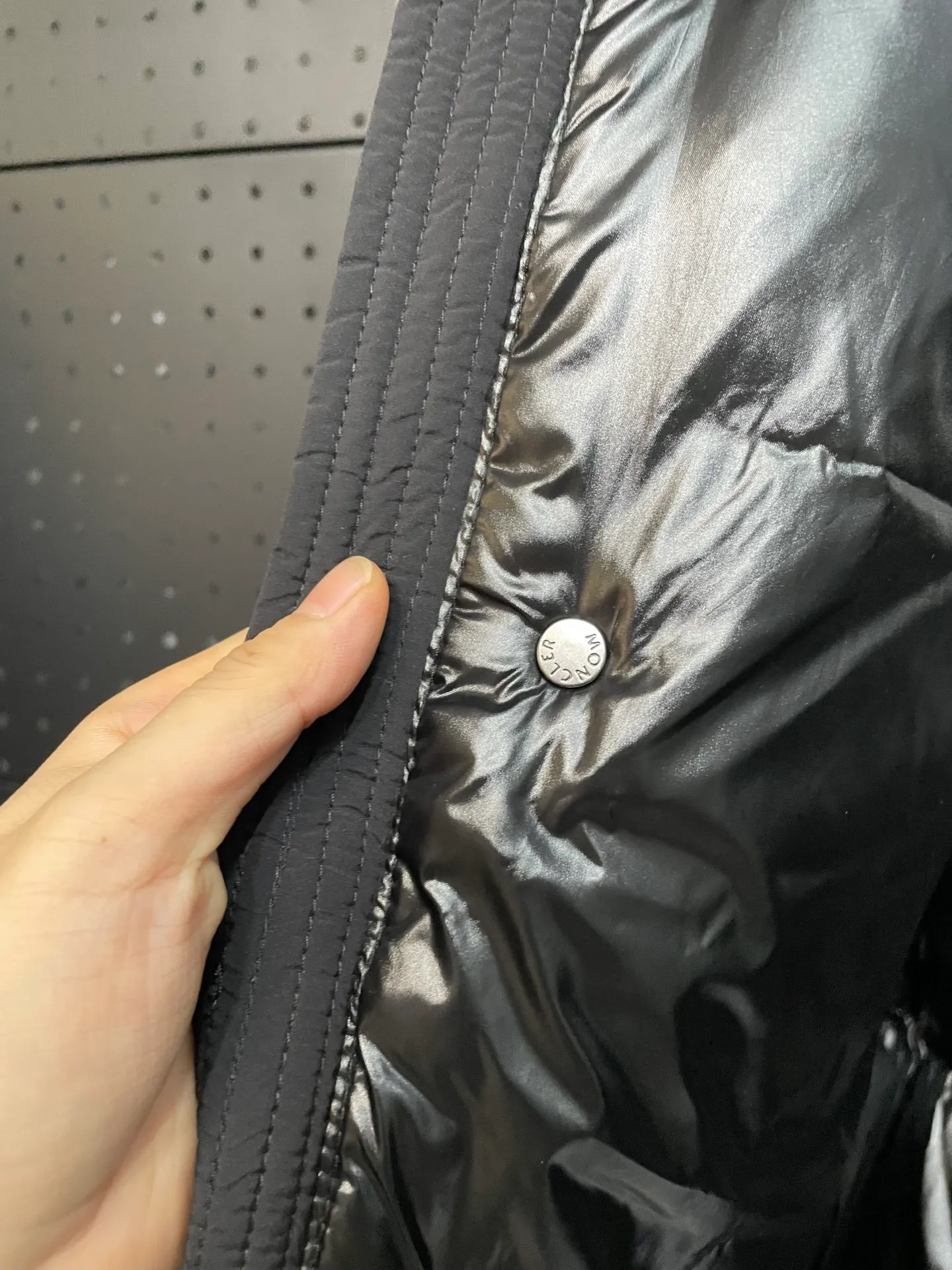 P780 22-year-old Moncler black warrior three-color short down jacket with embossed access control down jacket. Bread jacket. The official website is out of stock. The embossing on the placket is obvious, which distinguishes the currency. moncle madeira series, everyone calls it the black warrior! Flush 500g➕ Moncler Madeira short down jacket, frosted and neat colors and tailoring create a smart posture. Wearing the main line of autumn and winter mousse, return to the hustle and bustle of the city. One of the flagship series for autumn and winter, it is destined to be popular all over the Internet! The high collar design of the bread jacket can be worn by both men and women! Mengkou’s flagship series this year is filled with 90% white goose down, which is warm, comfortable and not bloated. The pattern is made of large squares, and each square is evenly distributed, firmly locking the down and warming your body. Style number: A89# Color: gray black Size: 1234 (equivalent to SMLXL)