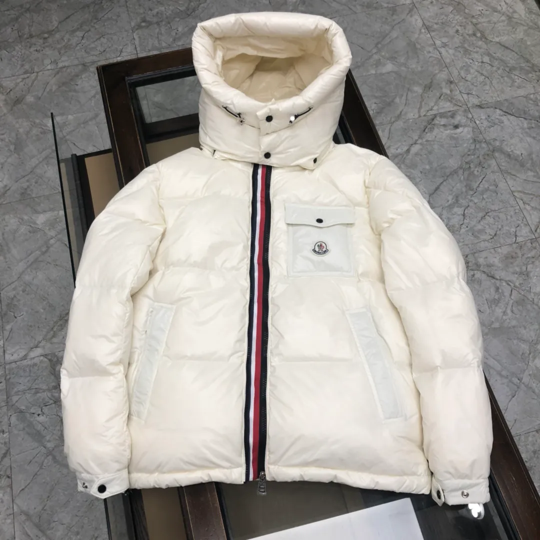 P720 💎White💎Moncler Men's Men's Men's Down Jacket is now in stock👏👏Available at Asian Men's Mouth Counters. The sleeves are equipped with windproof elastic design. Personalized double zippers. Double-layer liner inside ensures the warmth of the clothes and prevents velvet leakage. Accessories, details and hardware are all in place. Black, white, military green, code number: 12345.