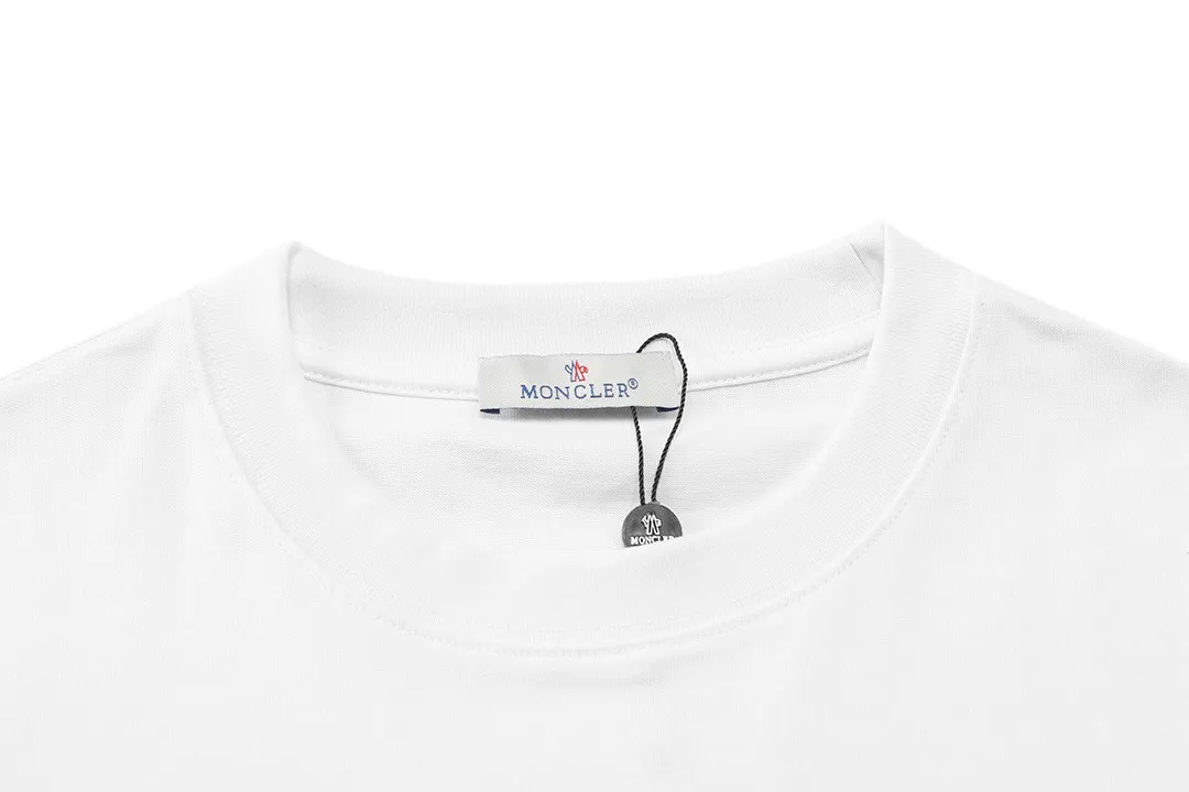P150 Moncler 2026 official website new heavy industry slogan embroidered letter logo, same style for men and women, short-sleeved T-shirt ·Customized 300 grams of 100% double yarn pure cotton fabric ·Dyeing of 32 double-strand threads ·Collar label, hangtag, main mark and three labels complete Color: White Size: XS S M L