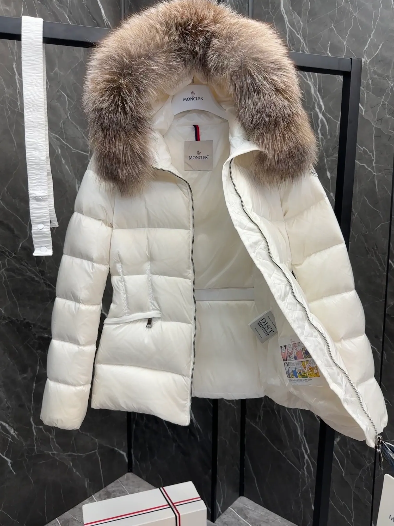 P1040 MONCLER Mouth Boed women's short style Boed women's down is made of longue saison fabric, embellished with fur trim, providing warmth and care. (!Fox fur collar imported from Finland, of course the fur collar needs to be larger to look good) Boed down has a soft silhouette design and is equipped with an exquisite belt to create a sophisticated and elegant winter look. Made of longue saison fabric with wool trim on the hood. Details · Made of longue saison fabric. Longue saison lining · Filled with down · Hood with removable fleece trim · Two-way zip closure · Elasticated waistband with patent snap buttons · Zippered lateral pockets with grosgrain piping · Adjustable elastic cuffs