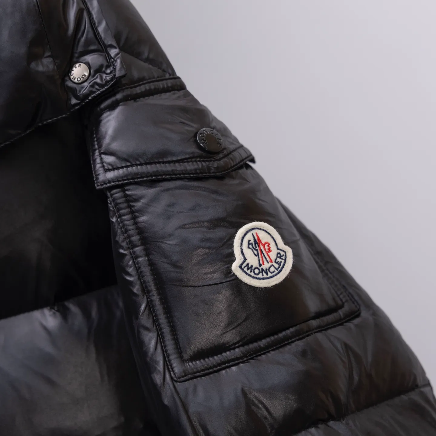 P790 2025 autumn and winter new style 🆕Special down ⬆️Moncler Cavettaz long women's down jacket jacket. 480g duck down filling ❗️❗️❗️A walking duvet. Kill all low-end duck down shriveled versions. High-end exclusive. Dedicated to high-demand fairies with obsessive-compulsive disorder. Cavettaz women's long down jacket uses iconic nylon Made from laqué fabric, designed to handle a variety of environments.  The Cavettaz down jacket features a classic shape and checkered quilting for a simple yet distinct aesthetic. This long piece is made from nylon laqué fabric, giving it the instantly recognizable signature of the brand. Details Made of nylon laqué Nylon laqué lining Filled with down Removable hood Zipper and snap closure Zippered pockets Adjustable cuffs Elastic waist and hem Size: 1234 Black White 123 Fairy