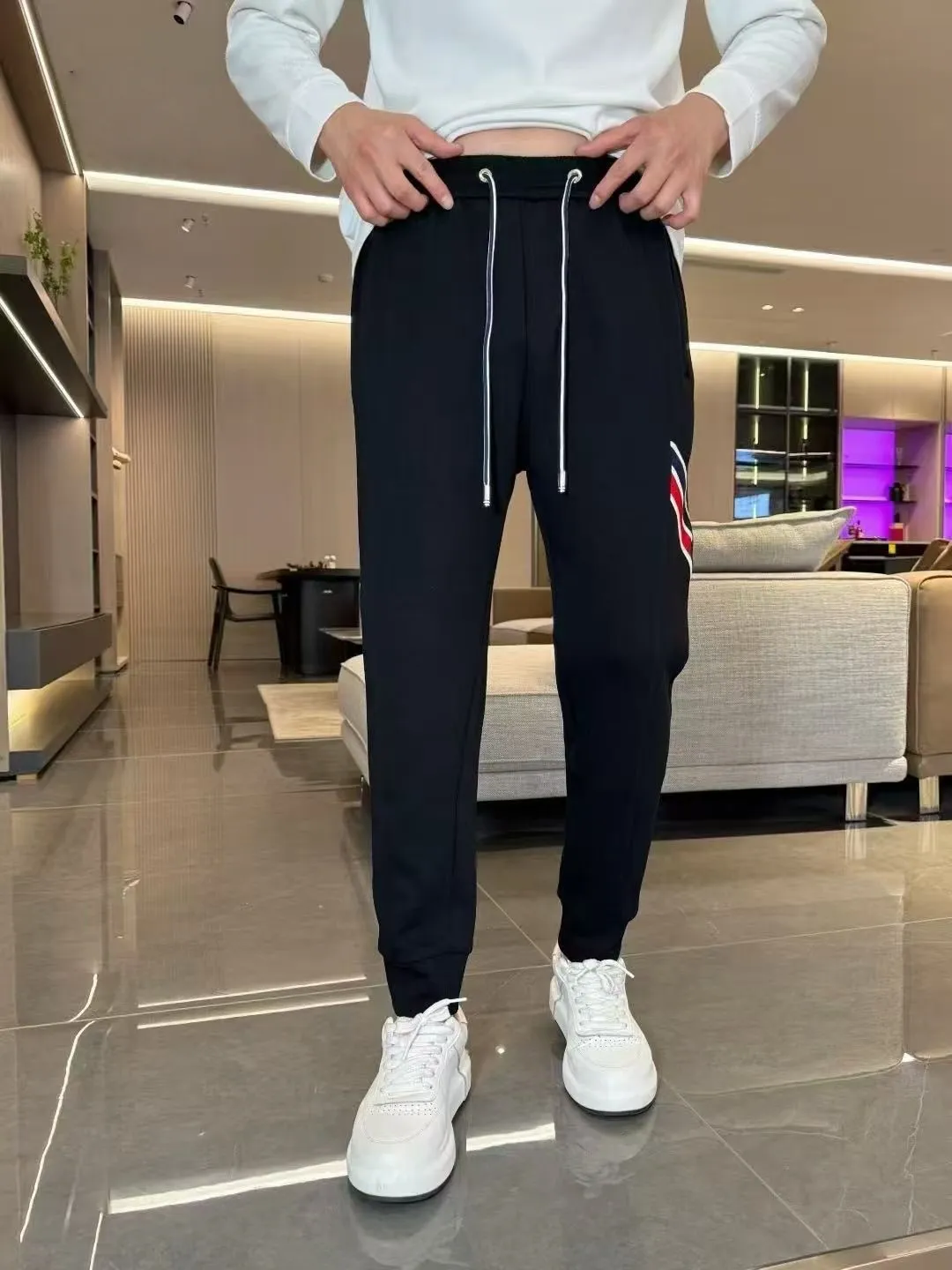 P310 Moncler Mouth Covered 💥 High-end version 🔥 Exclusively for new casual trousers! The custom-made fabrics at the counter are highly breathable and comfortable, with impeccable details and brand element design concepts, reflecting high quality. It feels delicate and soft! It presents a casual cut and the upper body shape is great! Size:M-3XL