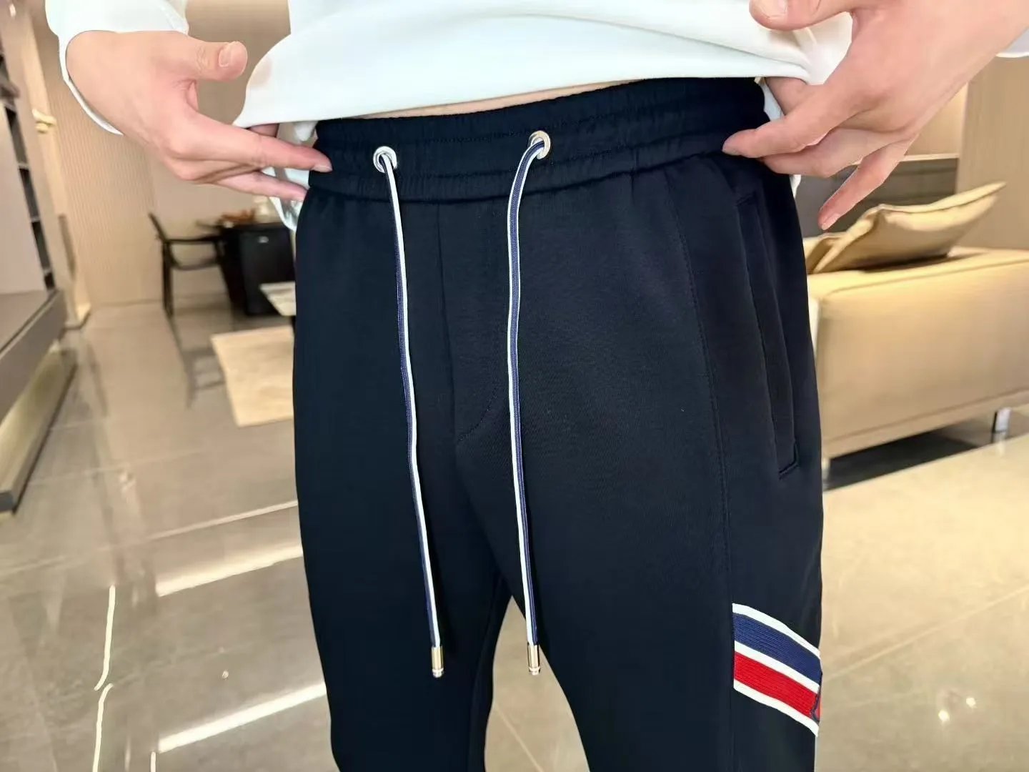 P310 Moncler Mouth Covered 💥 High-end version 🔥 Exclusively for new casual trousers! The custom-made fabrics at the counter are highly breathable and comfortable, with impeccable details and brand element design concepts, reflecting high quality. It feels delicate and soft! It presents a casual cut and the upper body shape is great! Size:M-3XL