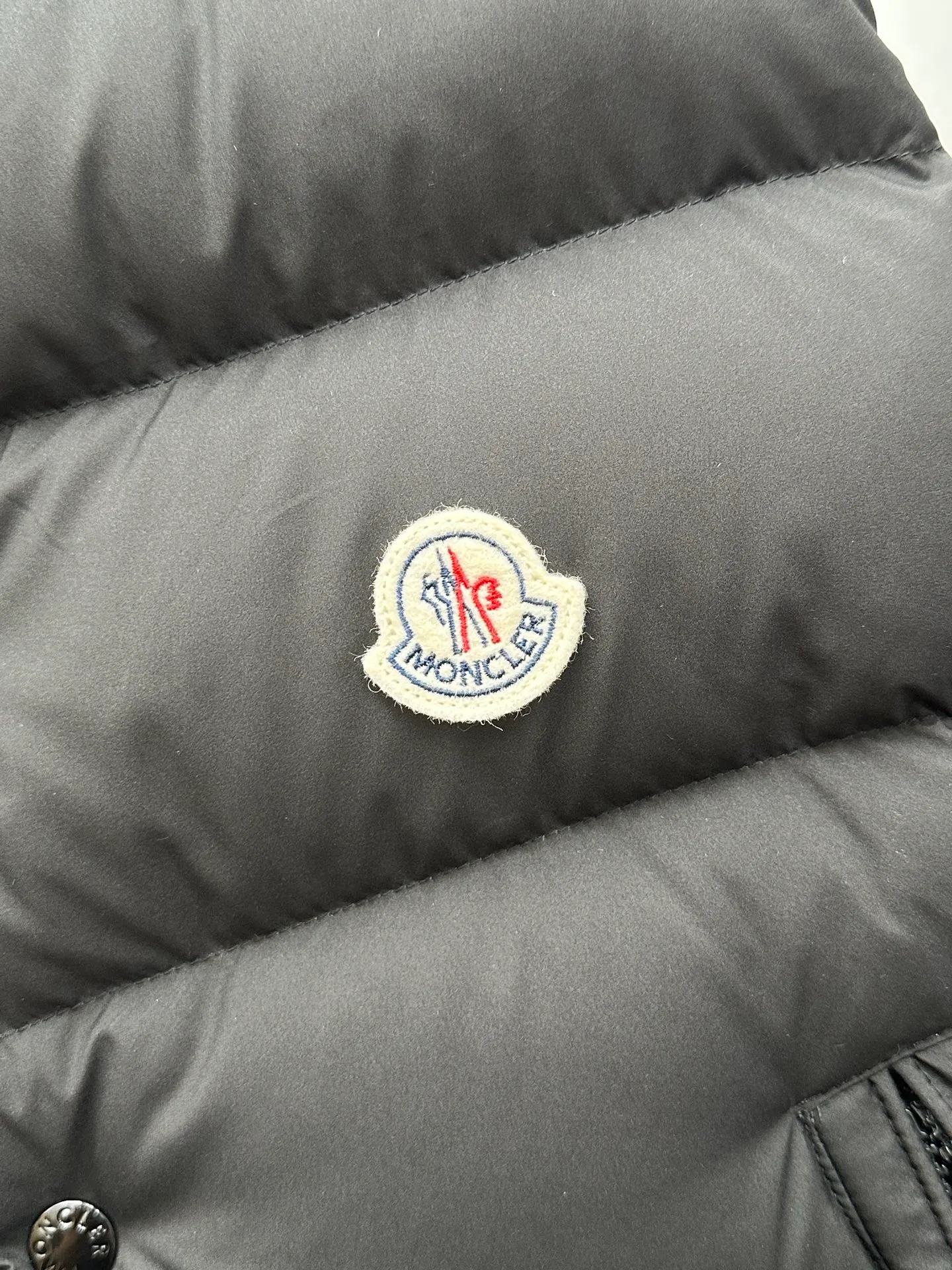 P730 Ceiling Invincible light and comfortable fabric Super comfortable fabric! Down filling with full fill power, premium down⬆️Moncler's latest 2025 lightweight fabric, Tibb men's down vest (new matte matte surface), premium and extremely lightweight. 850+ fill power. Tibb men's down vest is a classic Moncler design item, made of lightweight nylon fabric, with eye-catching color matching.  The Tibb men's down vest is a classic Moncler item, inspired by the iconic archival silhouette of the 1980s. Made of longue saison fabric, suitable for seasonal changes. This nylon fabric is lightweight and protective. Details • •Filled with 90 new national standard down that has passed Guangzhou Inspection • Collar with snap buttons • Zipper closure • Zipper pockets • Size reference • Regular fit • Close-fitting shoulders and chest, square waist • Color Black/Khaki Size: 1-5 Couple style