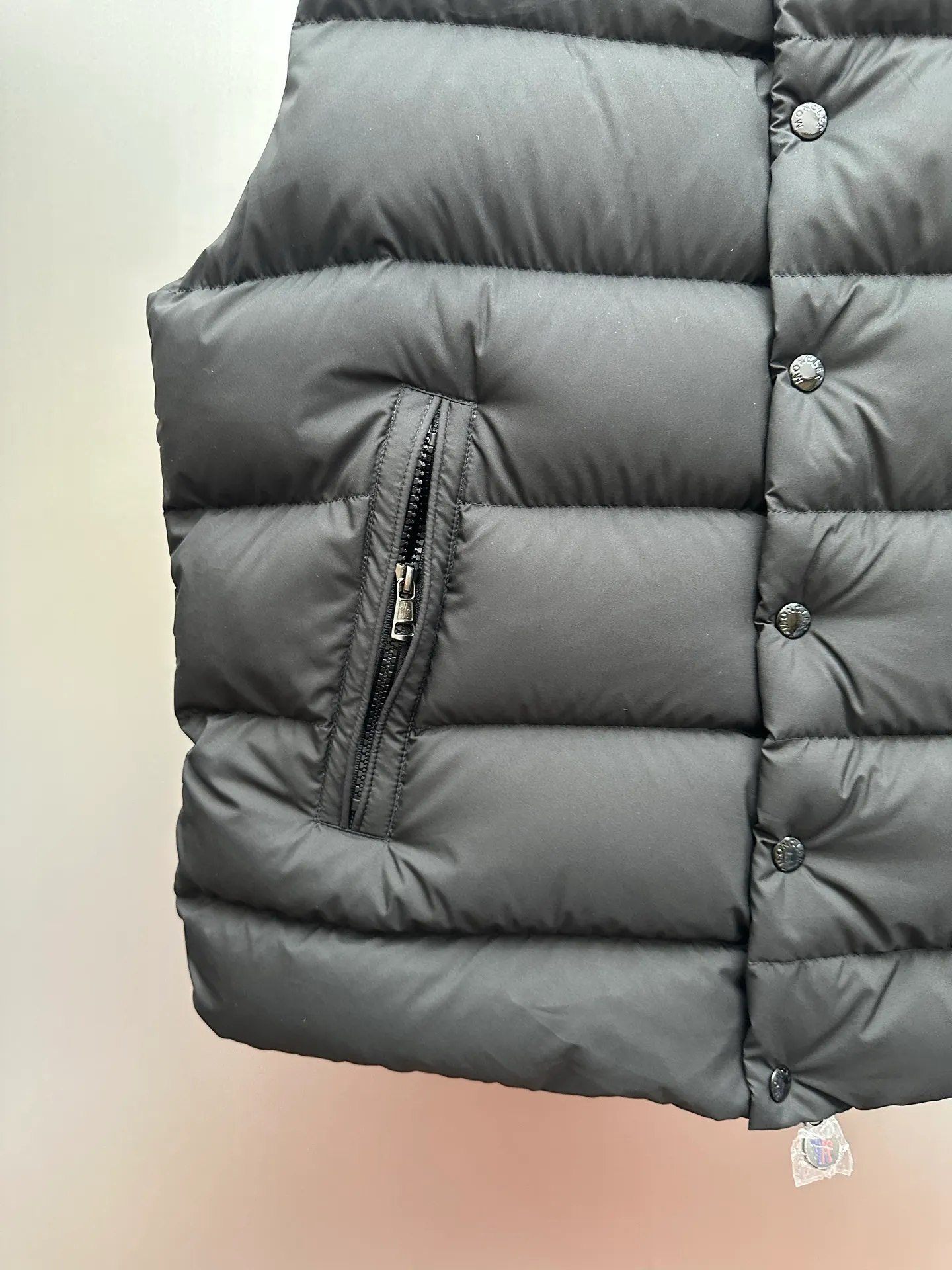 P730 Ceiling Invincible light and comfortable fabric Super comfortable fabric! Down filling with full fill power, premium down⬆️Moncler's latest 2025 lightweight fabric, Tibb men's down vest (new matte matte surface), premium and extremely lightweight. 850+ fill power. Tibb men's down vest is a classic Moncler design item, made of lightweight nylon fabric, with eye-catching color matching.  The Tibb men's down vest is a classic Moncler item, inspired by the iconic archival silhouette of the 1980s. Made of longue saison fabric, suitable for seasonal changes. This nylon fabric is lightweight and protective. Details • •Filled with 90 new national standard down that has passed Guangzhou Inspection • Collar with snap buttons • Zipper closure • Zipper pockets • Size reference • Regular fit • Close-fitting shoulders and chest, square waist • Color Black/Khaki Size: 1-5 Couple style