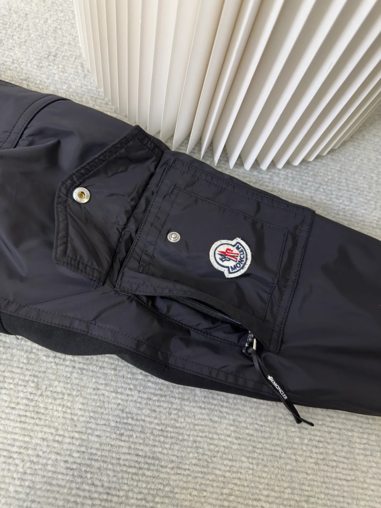 P420 Moncler logo patch pocket splicing sweatshirt with mouth, customized soft velvet cotton blend warm core material and tough nylon high-density woven material, smooth and delicate, comfortable and close to the skin, with a touch of deep black as the base, quietly drawing a triangular world on the chest. The iconic Moncler logo embroidered logo decorates the sleeves. Integrated nylon fabric embellishes the square silhouette. Cross-disciplinary aesthetic grafting. Exquisite small pocket design reveals a flexible and relaxed beauty. Deconstruct the attitude of the modern gentleman and show his taste in silence. Needle and shuttle stitching technology can make full use of the respective advantages of knitted fabrics and woven fabrics. By choosing the appropriate sewing process and stitches, the splicing parts can be ensured to be strong and beautiful. Template machine bag opening. The preset template guides the position, shape and size of the bag opening. The accuracy ensures the quality of the bag opening effect. The fabrics have been washed. The hand feel and texture are better. Not easy to deform. Not easy to shrink. Not easy to fade. Maintain long-term beauty. Pattern: Loose fit Size: S M L XL