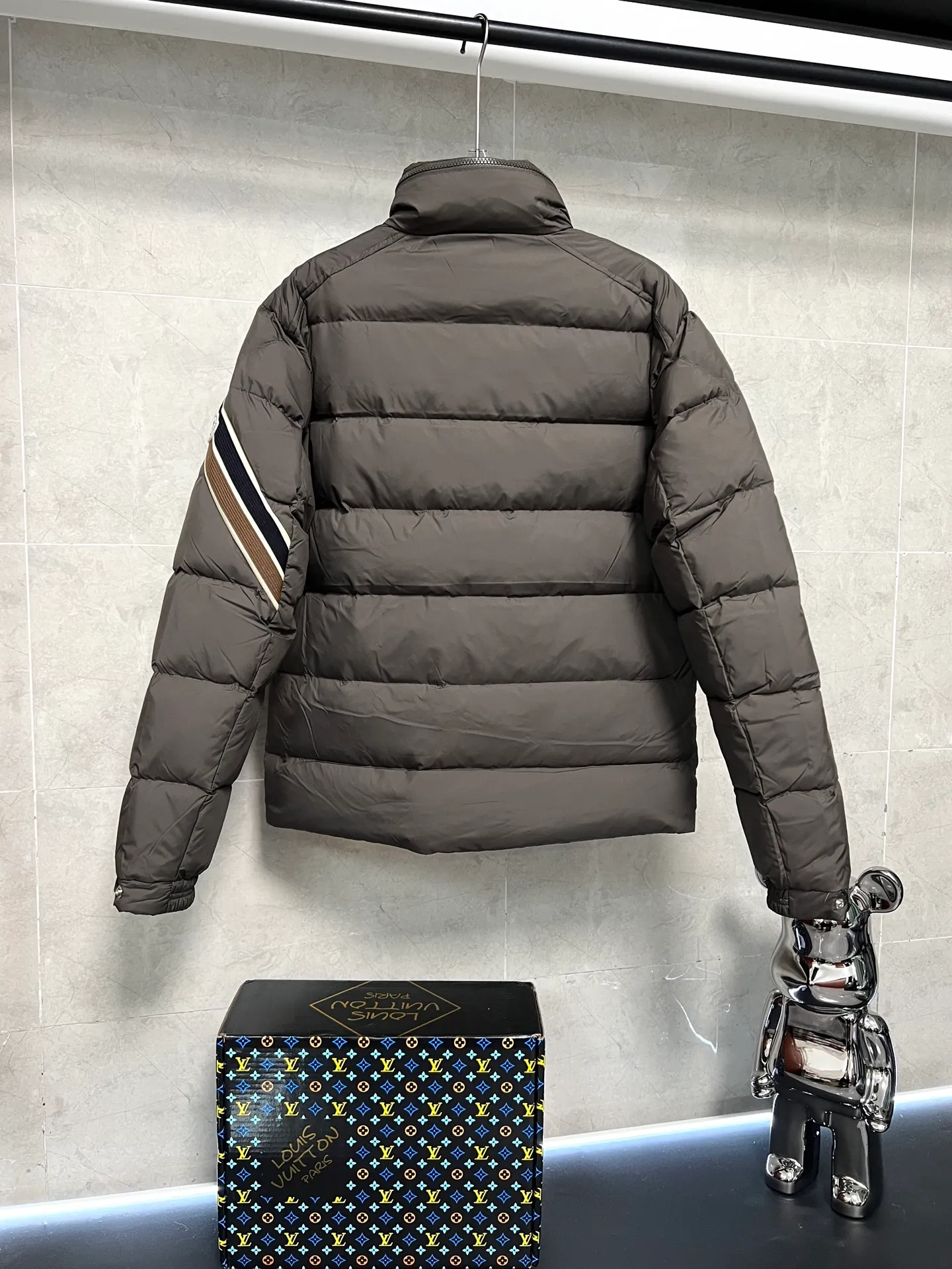 P880 MonclerSolayan men's short down jacket is decorated with seasonal iconic stripe details, blending sportsmanship and timeless style. Solayan down is made of micro chic fabrics and has a tough square shape design, highlighting Moncler's sportsmanship. This cropped style features tricolor stripes on the sleeves for a seasonal interpretation of the brand's signature. Comes with a practical pull-out hood. Color: Black Dark Brown Size: 12345