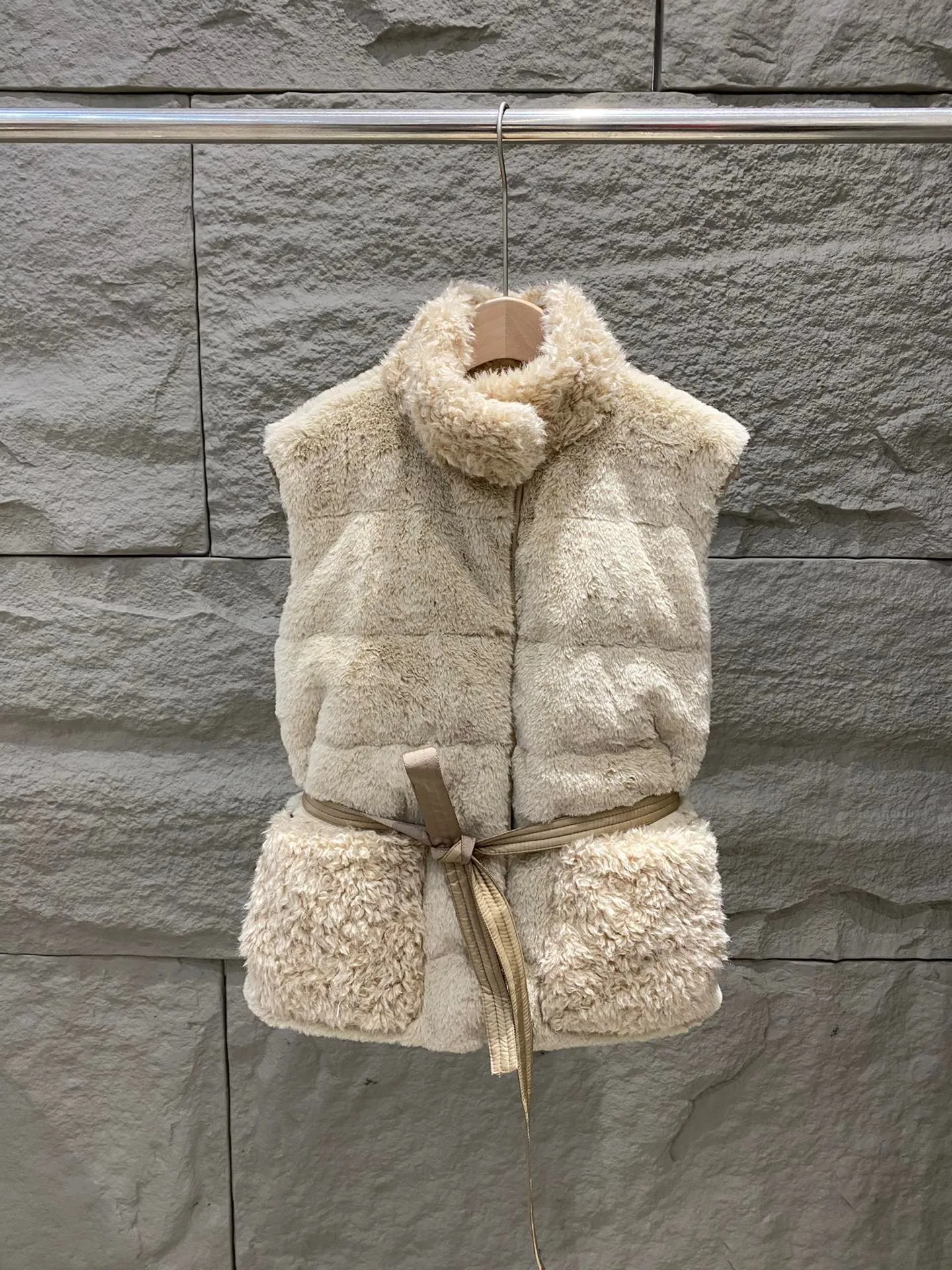 P820 ​​Moncler Moncler 25 New Joui Women's Waist Synthetic Material and Teddy Down Vest The Joui down vest is made of synthetic materials and interprets classic styles with exquisite style. Featuring teddy fleece style details and a blend of different finishes. This insulated piece has a detachable waistband that flatters your figure and adds a feminine touch to cold-weather looks. Color: light beige Size: 0/1/2