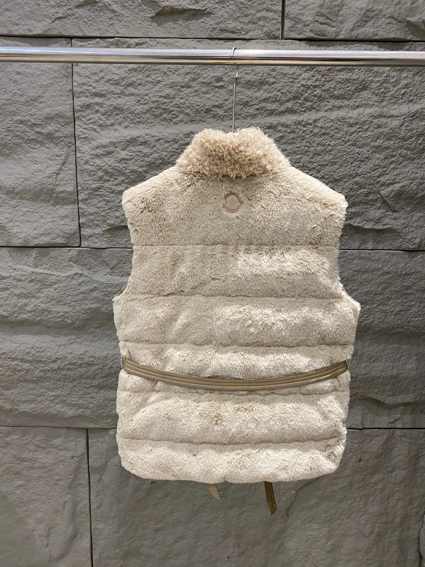 P820 ​​Moncler Moncler 25 New Joui Women's Waist Synthetic Material and Teddy Down Vest The Joui down vest is made of synthetic materials and interprets classic styles with exquisite style. Featuring teddy fleece style details and a blend of different finishes. This insulated piece has a detachable waistband that flatters your figure and adds a feminine touch to cold-weather looks. Color: light beige Size: 0/1/2