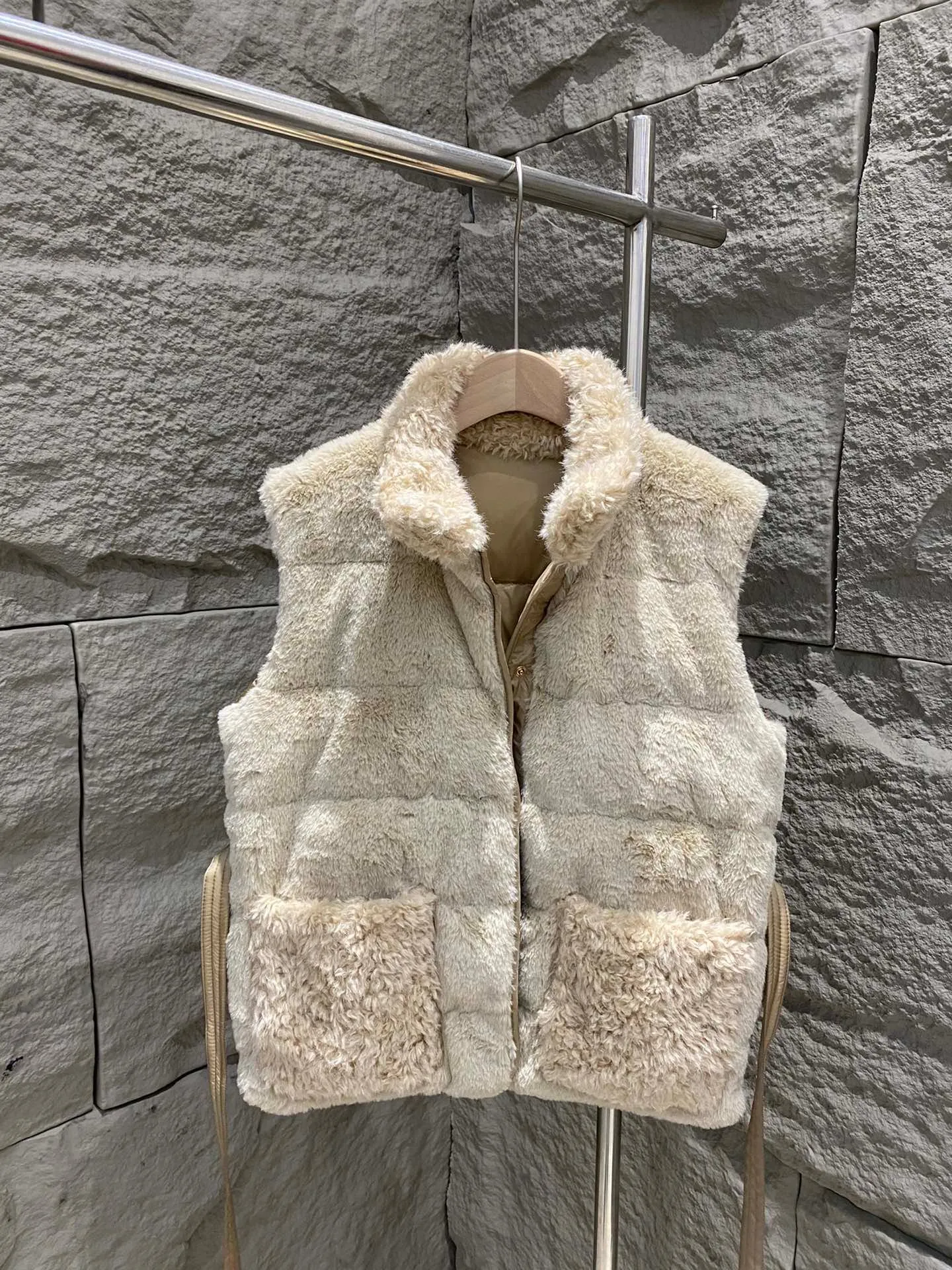 P820 ​​Moncler Moncler 25 New Joui Women's Waist Synthetic Material and Teddy Down Vest The Joui down vest is made of synthetic materials and interprets classic styles with exquisite style. Featuring teddy fleece style details and a blend of different finishes. This insulated piece has a detachable waistband that flatters your figure and adds a feminine touch to cold-weather looks. Color: light beige Size: 0/1/2