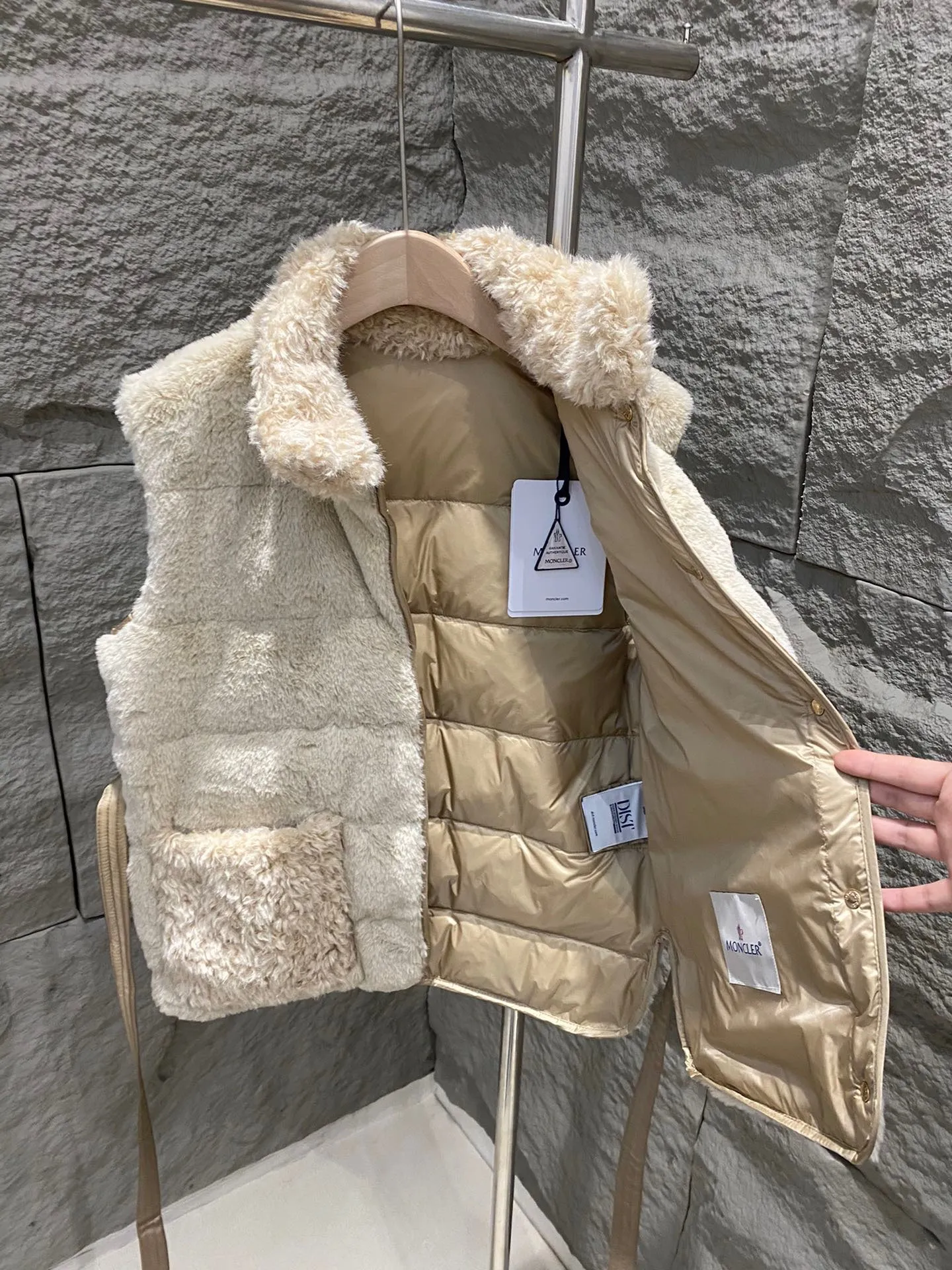 P820 ​​Moncler Moncler 25 New Joui Women's Waist Synthetic Material and Teddy Down Vest The Joui down vest is made of synthetic materials and interprets classic styles with exquisite style. Featuring teddy fleece style details and a blend of different finishes. This insulated piece has a detachable waistband that flatters your figure and adds a feminine touch to cold-weather looks. Color: light beige Size: 0/1/2