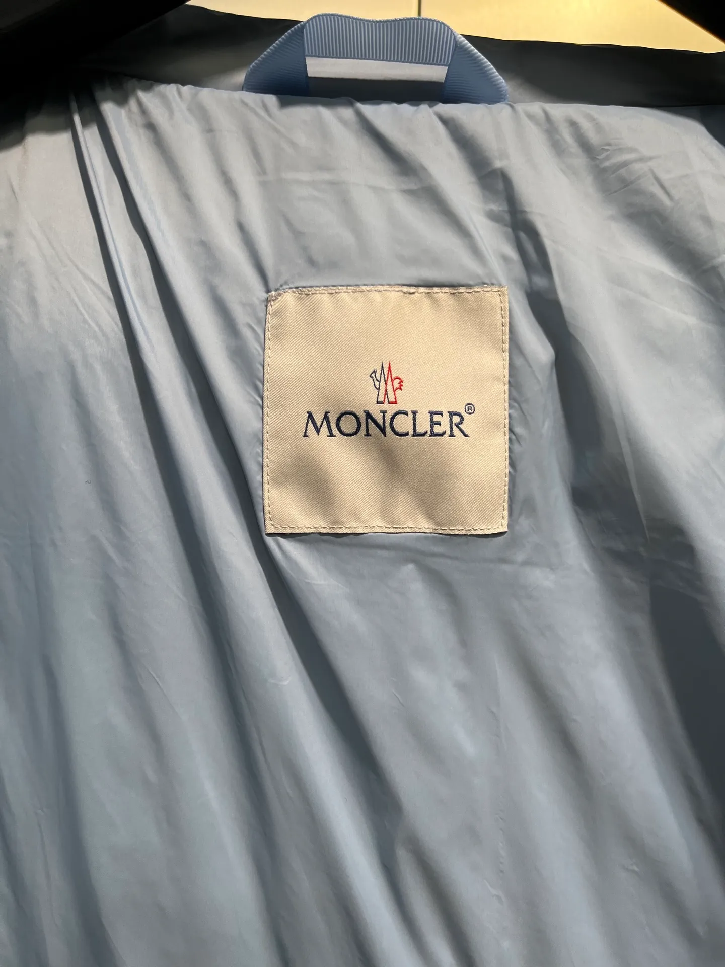 P760 Moncler Citala🌟 Short men's down jacket. Looking at it, there is no other version on the market that can match it. 130w + one ton of premium European gooseneck velvet filling. 850+ fill power, which is twice as thick as the market version and twice as light. Citala men's short down jacket is made of pop-colored light fabric, highlighting the vitality of the series. Made from lightweight nylon with a longue saison lining, the Citala down jacket is comfortable and warm without being bulky. This cropped down jacket has a comfortable fit, a signature turtleneck and a quilted, checkered silhouette. Details size: 12345