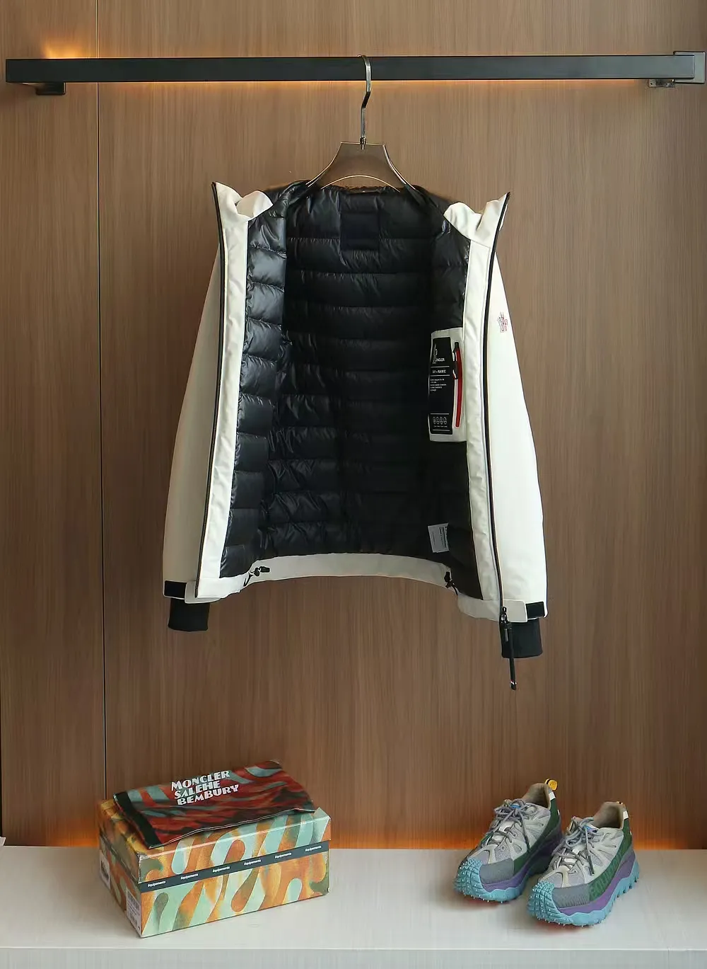 P1660 Old OEM channel, Moncler 25FW new thin and light men's hooded casual down jacket! Trading company orders Jeluz men's down inspired by classic, men's choice for outdoor activities! The product is made of GORE-Tex waterproof outdoor sports fabric and decorated with recyclable details, which demonstrates the brand's commitment to external environmental protection. The adjustable cuffs and two-way zipper ensure easy wearing and adjustment of the silhouette; the interior is made of European-standard environmentally friendly 90% white duck down + 10% feather high-content filling, which is warmer and lighter than traditional down jackets in the past. You will know its high-end atmosphere when you try it in person. The upper body is comfortable, warm and breathable without any bloated feeling! At the same time, it has a high sense of class and recognition. The seams of the body are all cut in position to ensure visual beauty, which is very time-consuming and material-consuming! The fashionable detachable vest can be worn alone. The detachable hooded stand-up collar design is easy to disassemble and assemble to create different fashionable looks. The concealed placket, two-way zipper opening and closing, elastic cuffs and drawstring hem cuff design can better withstand the cold wind and keep the upper body warm in autumn and winter. It is a tall and stylish item! Color: black, premium gray, off-white Size: M-3XL G9003 data reference: Size 1: shoulder width 51cm-bust 114cm-shirt length 70cm-sleeve length 61cm Size 2: shoulder width 52cm-chest 118cm-shirt length 71cm-sleeve length 62cm Size 3: shoulder width 53cm-chest 122cm-shirt length 72cm-sleeve length 63cm 4 Size: Shoulder width 54cm - Bust 126cm - Clothing length 73cm - Sleeve length 64cm Size 5: Shoulder width 55cm - Bust 130cm - Clothing length 75cm - Sleeve length 64cm