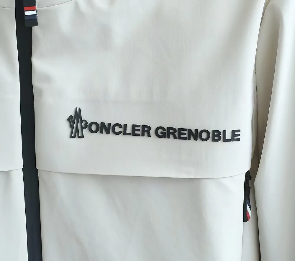 P1660 Old OEM channel, Moncler 25FW new thin and light men's hooded casual down jacket! Trading company orders Jeluz men's down inspired by classic, men's choice for outdoor activities! The product is made of GORE-Tex waterproof outdoor sports fabric and decorated with recyclable details, which demonstrates the brand's commitment to external environmental protection. The adjustable cuffs and two-way zipper ensure easy wearing and adjustment of the silhouette; the interior is made of European-standard environmentally friendly 90% white duck down + 10% feather high-content filling, which is warmer and lighter than traditional down jackets in the past. You will know its high-end atmosphere when you try it in person. The upper body is comfortable, warm and breathable without any bloated feeling! At the same time, it has a high sense of class and recognition. The seams of the body are all cut in position to ensure visual beauty, which is very time-consuming and material-consuming! The fashionable detachable vest can be worn alone. The detachable hooded stand-up collar design is easy to disassemble and assemble to create different fashionable looks. The concealed placket, two-way zipper opening and closing, elastic cuffs and drawstring hem cuff design can better withstand the cold wind and keep the upper body warm in autumn and winter. It is a tall and stylish item! Color: black, premium gray, off-white Size: M-3XL G9003 data reference: Size 1: shoulder width 51cm-bust 114cm-shirt length 70cm-sleeve length 61cm Size 2: shoulder width 52cm-chest 118cm-shirt length 71cm-sleeve length 62cm Size 3: shoulder width 53cm-chest 122cm-shirt length 72cm-sleeve length 63cm 4 Size: Shoulder width 54cm - Bust 126cm - Clothing length 73cm - Sleeve length 64cm Size 5: Shoulder width 55cm - Bust 130cm - Clothing length 75cm - Sleeve length 64cm