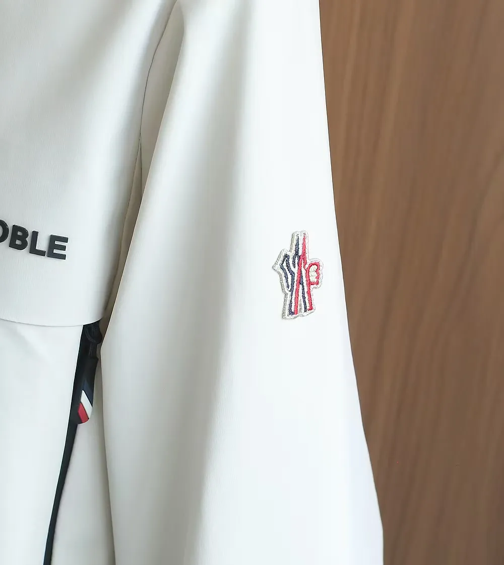 P1660 Old OEM channel, Moncler 25FW new thin and light men's hooded casual down jacket! Trading company orders Jeluz men's down inspired by classic, men's choice for outdoor activities! The product is made of GORE-Tex waterproof outdoor sports fabric and decorated with recyclable details, which demonstrates the brand's commitment to external environmental protection. The adjustable cuffs and two-way zipper ensure easy wearing and adjustment of the silhouette; the interior is made of European-standard environmentally friendly 90% white duck down + 10% feather high-content filling, which is warmer and lighter than traditional down jackets in the past. You will know its high-end atmosphere when you try it in person. The upper body is comfortable, warm and breathable without any bloated feeling! At the same time, it has a high sense of class and recognition. The seams of the body are all cut in position to ensure visual beauty, which is very time-consuming and material-consuming! The fashionable detachable vest can be worn alone. The detachable hooded stand-up collar design is easy to disassemble and assemble to create different fashionable looks. The concealed placket, two-way zipper opening and closing, elastic cuffs and drawstring hem cuff design can better withstand the cold wind and keep the upper body warm in autumn and winter. It is a tall and stylish item! Color: black, premium gray, off-white Size: M-3XL G9003 data reference: Size 1: shoulder width 51cm-bust 114cm-shirt length 70cm-sleeve length 61cm Size 2: shoulder width 52cm-chest 118cm-shirt length 71cm-sleeve length 62cm Size 3: shoulder width 53cm-chest 122cm-shirt length 72cm-sleeve length 63cm 4 Size: Shoulder width 54cm - Bust 126cm - Clothing length 73cm - Sleeve length 64cm Size 5: Shoulder width 55cm - Bust 130cm - Clothing length 75cm - Sleeve length 64cm