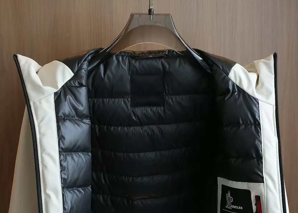 P1660 Old OEM channel, Moncler 25FW new thin and light men's hooded casual down jacket! Trading company orders Jeluz men's down inspired by classic, men's choice for outdoor activities! The product is made of GORE-Tex waterproof outdoor sports fabric and decorated with recyclable details, which demonstrates the brand's commitment to external environmental protection. The adjustable cuffs and two-way zipper ensure easy wearing and adjustment of the silhouette; the interior is made of European-standard environmentally friendly 90% white duck down + 10% feather high-content filling, which is warmer and lighter than traditional down jackets in the past. You will know its high-end atmosphere when you try it in person. The upper body is comfortable, warm and breathable without any bloated feeling! At the same time, it has a high sense of class and recognition. The seams of the body are all cut in position to ensure visual beauty, which is very time-consuming and material-consuming! The fashionable detachable vest can be worn alone. The detachable hooded stand-up collar design is easy to disassemble and assemble to create different fashionable looks. The concealed placket, two-way zipper opening and closing, elastic cuffs and drawstring hem cuff design can better withstand the cold wind and keep the upper body warm in autumn and winter. It is a tall and stylish item! Color: black, premium gray, off-white Size: M-3XL G9003 data reference: Size 1: shoulder width 51cm-bust 114cm-shirt length 70cm-sleeve length 61cm Size 2: shoulder width 52cm-chest 118cm-shirt length 71cm-sleeve length 62cm Size 3: shoulder width 53cm-chest 122cm-shirt length 72cm-sleeve length 63cm 4 Size: Shoulder width 54cm - Bust 126cm - Clothing length 73cm - Sleeve length 64cm Size 5: Shoulder width 55cm - Bust 130cm - Clothing length 75cm - Sleeve length 64cm