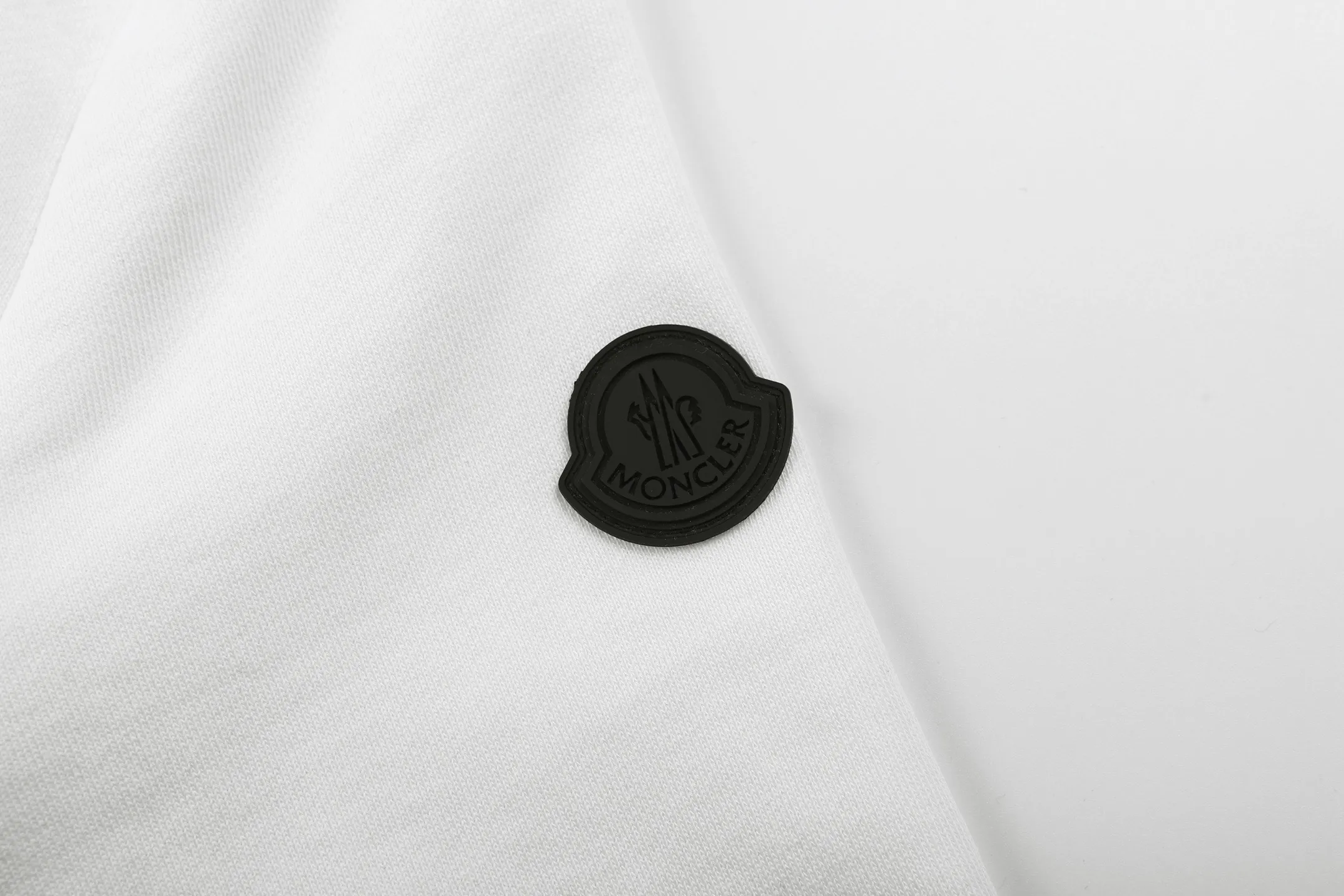P340 Moncler 24FW Fuzzy Logo Printed Round Neck Sweatshirt (White) The original version was purchased for RMB 3,926 and developed. The fabric is made of 320g double-ply combed cotton sweatshirt material, and the ribs are made of 2*2 cotton luxury ribs. The fabric enzyme washing process uses biological enzymes to gently wash the fabric, which can not only clean the fabric impurities, but also soften the fiber texture, making the sweatshirt feel more skin-friendly and soft, while retaining the stiffness of the fabric itself, making it less likely to deform after long-term wear. The printing part uses digital direct-injection technology: the pattern accurately restores the detailed texture of the brand logo, the color is delicate and has strong adhesion, and it is not easy to fade or crack after washing; the direct-injection process allows the printing to be highly integrated with the fabric without producing a stiff gluey feel, taking into account both aesthetics and wearing comfort. Thanks to the combination of craftsmanship, the clothes not only have a high-end texture, but also take into account the durability of daily wear. It is recommended to hand wash to better maintain the craftsmanship effect. The overall wiring is straight and delicate, the fabric is comfortable and soft, and the color is consistent without color difference. It can be matched with the same style to create a fashionable look and control various occasions. Customized accessories, complete with three standards, the same style for men and women. Size:S-M-L-XL