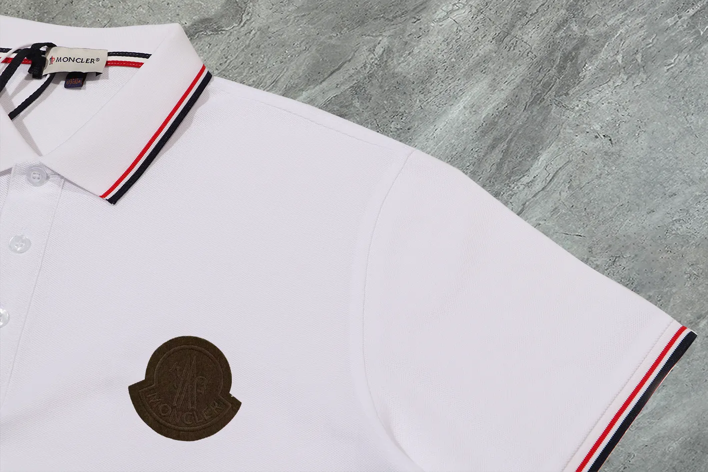 P190 Complete with three standards] MONCLER~ MONCLER 2024 summer new high-quality lapel short-sleeved POLO shirt, counter-customized fabric, high breathability and comfort, impeccable details, brand element design concept, reflecting high quality. It feels delicate and soft! It presents a casual cut and the upper body shape is great! The chest is filled with three-dimensional embroidery of the brand LOGO to highlight quality and luxury. Color: black/white Size: M~3XL