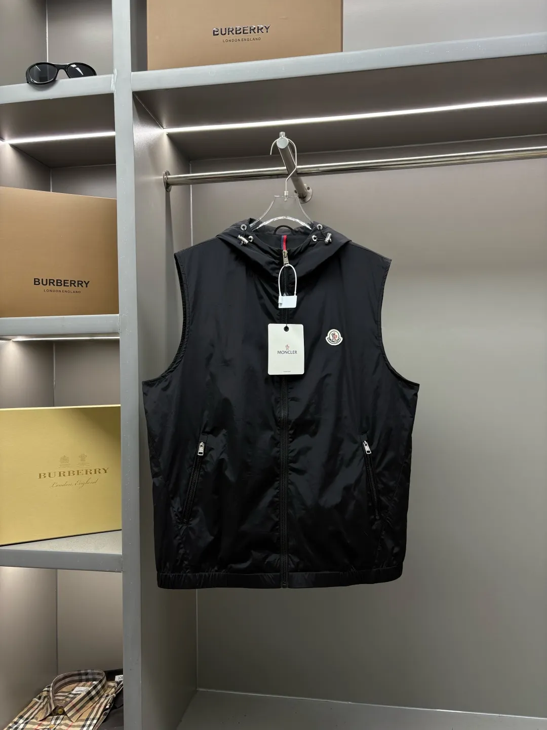 P490 Moncler new letter cotton vest original fabric original accessories official same style Made of imported polyester fabric, customized fabric dyed in the same vat. Very comfortable and smooth to the touch. Very wide and stylish. Will not deform after long-term wear. Produced by a first-line brand factory. The label is full and textured. The latest style for autumn and winter. Fashionable and personalized. Super versatile and good-looking. Very suitable for both men and women. A must-have for everyone. Color: Black Royal Blue Size: L-4XL