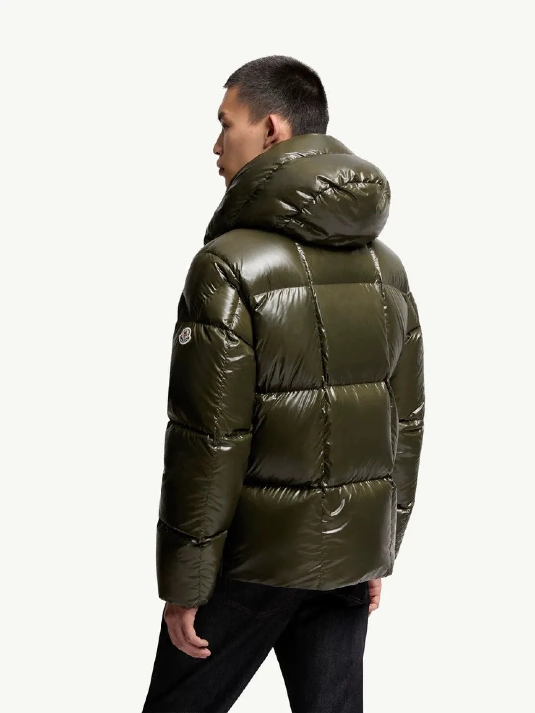 P800 Moncler's new Parana men's black gold hooded short down jacket, the Parana down jacket has an eye-catching glossy texture. This short down jacket is made of nylonlaque fabric, which is lightweight, warm, breathable and comfortable. The warm design and removable hood make it easy to handle all weather conditions. Size: 12345 Color: light brown black emerald green olive green