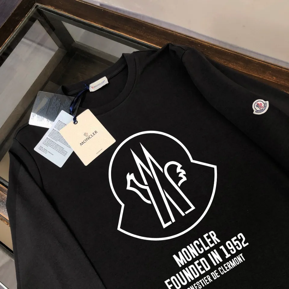 P180, a non-off-the-shelf model, you can trust it. Moncler printed long-sleeved T-shirt, 240g breathable cotton fabric, very soft and comfortable texture, does not shrink, does not deform, does not ball), can be worn alone as a base layer. Original customized accessories, collar label, care mark, hangtag, packaging (perfect details) Color: White Black Size: XS S M L