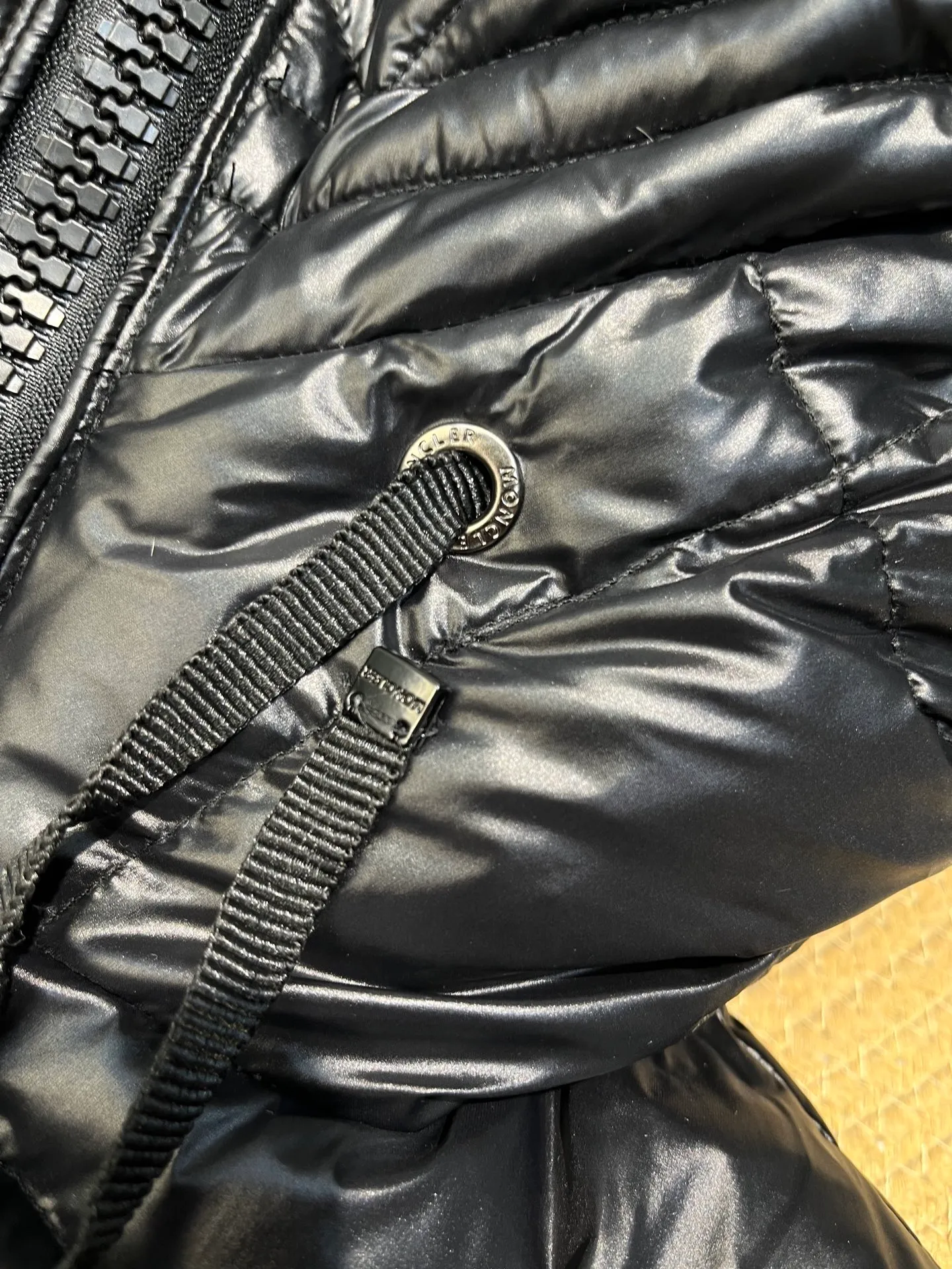 P860 moncler 🌟MonerSuyen Women's Long Down Jacket This jacket is suitable for the city's regular and sophisticated winter items. The rectangular quilting highlights the feminine charm of the trumpet style, and can be layered with day and evening looks. My mind is filled with evergreen models. Who makes this group of simple models always the hottest? With a fill power of up to 700T, it feels particularly soft and you can feel the warmth instantly! Suyen hooded down jacket has a great upper body effect! ! ! It is very easy to match, and it seems to visually cover up the usual bloat of down jackets. It feels really good to wear such a down jacket for winter! Color: black size: 12345