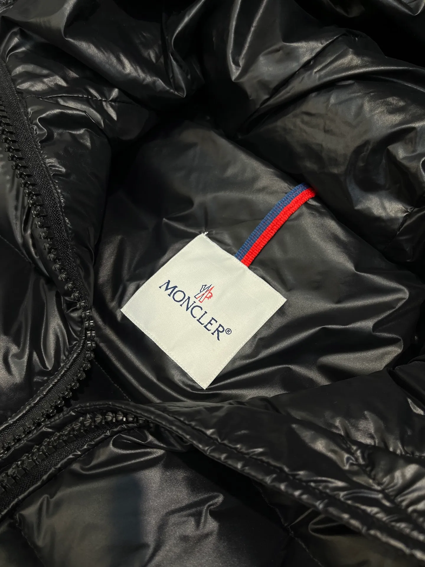 P860 moncler 🌟MonerSuyen Women's Long Down Jacket This jacket is suitable for the city's regular and sophisticated winter items. The rectangular quilting highlights the feminine charm of the trumpet style, and can be layered with day and evening looks. My mind is filled with evergreen models. Who makes this group of simple models always the hottest? With a fill power of up to 700T, it feels particularly soft and you can feel the warmth instantly! Suyen hooded down jacket has a great upper body effect! ! ! It is very easy to match, and it seems to visually cover up the usual bloat of down jackets. It feels really good to wear such a down jacket for winter! Color: black size: 12345