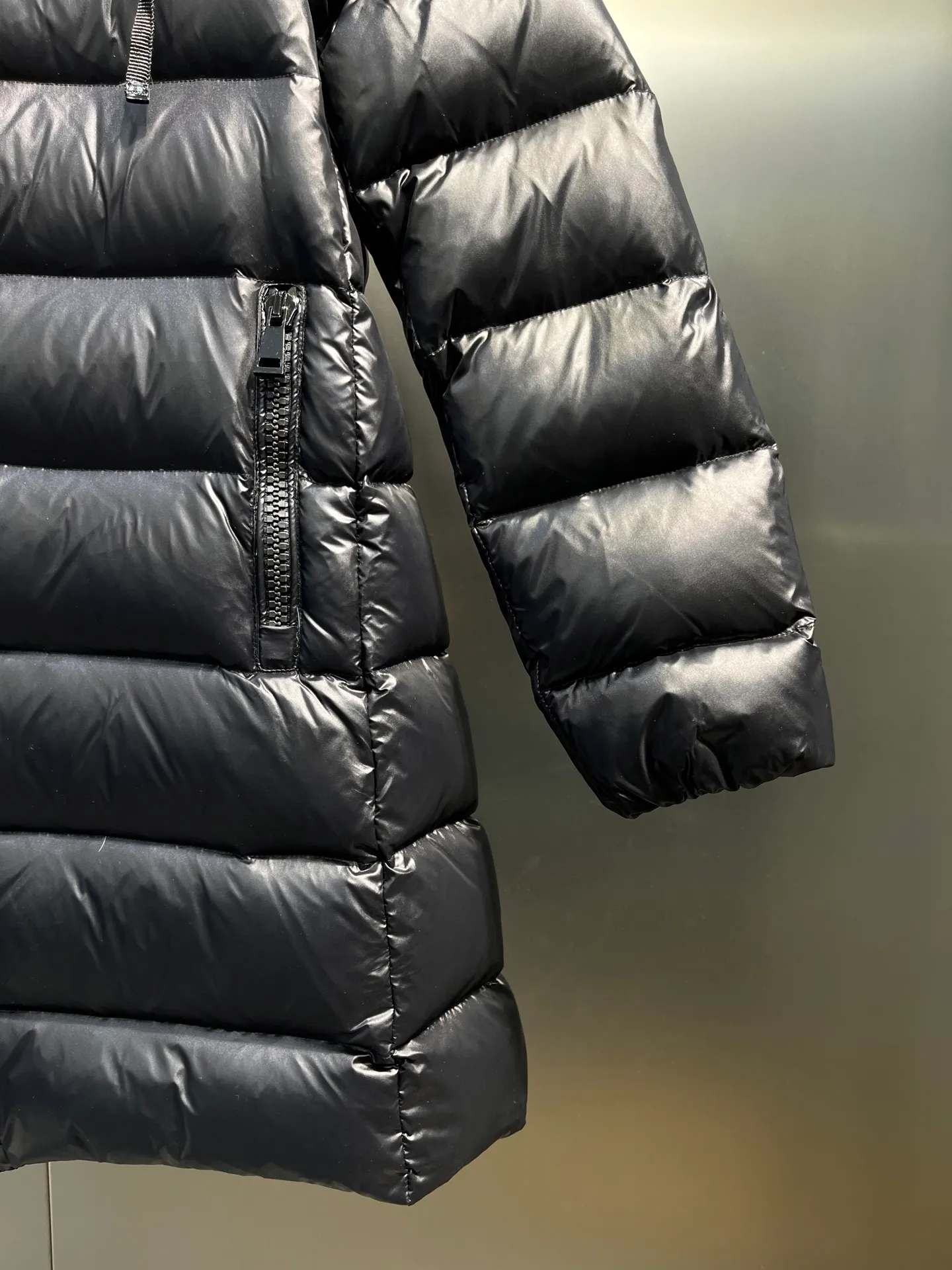 P860 moncler 🌟MonerSuyen Women's Long Down Jacket This jacket is suitable for the city's regular and sophisticated winter items. The rectangular quilting highlights the feminine charm of the trumpet style, and can be layered with day and evening looks. My mind is filled with evergreen models. Who makes this group of simple models always the hottest? With a fill power of up to 700T, it feels particularly soft and you can feel the warmth instantly! Suyen hooded down jacket has a great upper body effect! ! ! It is very easy to match, and it seems to visually cover up the usual bloat of down jackets. It feels really good to wear such a down jacket for winter! Color: black size: 12345