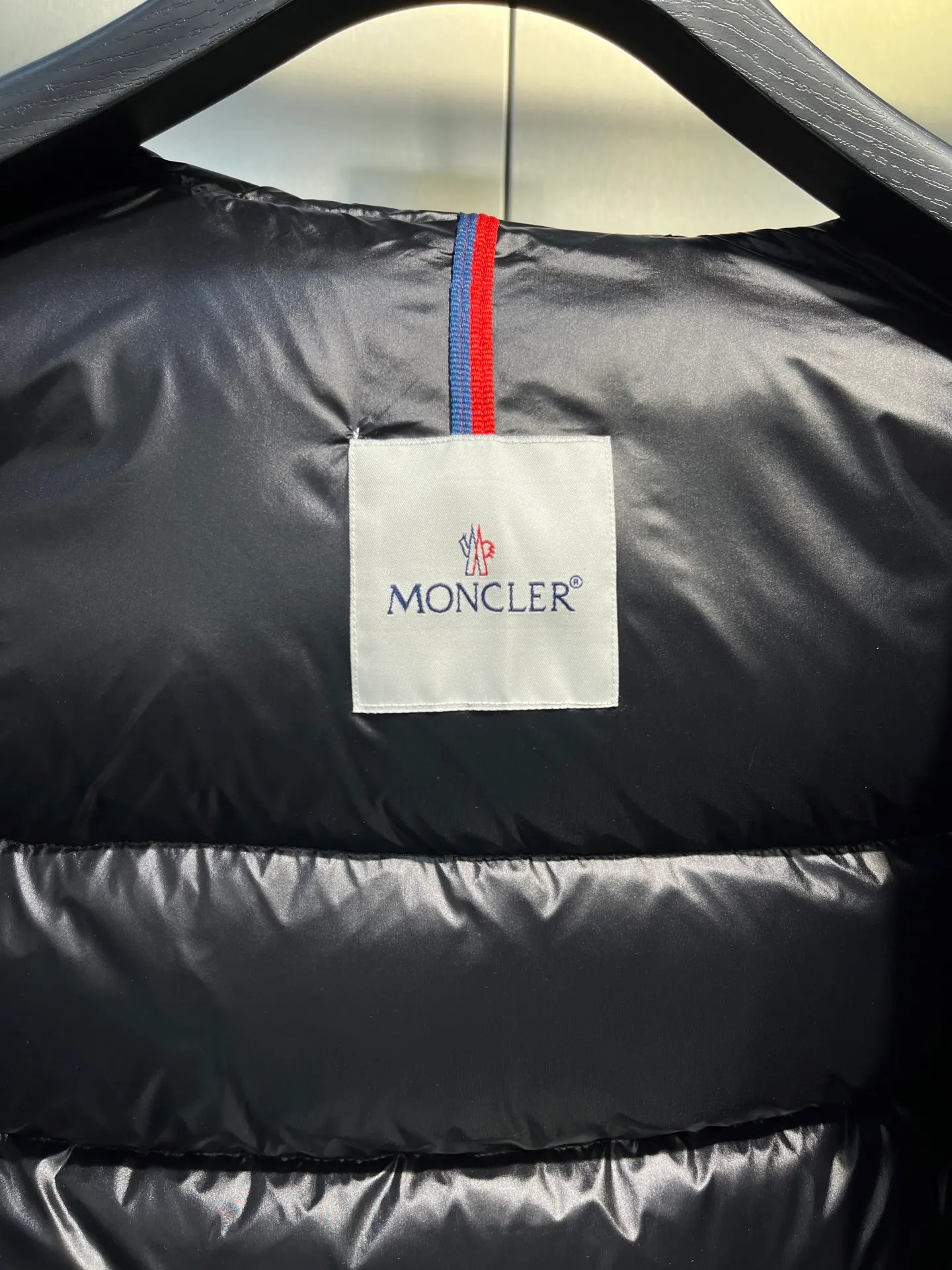 P860 moncler 🌟MonerSuyen Women's Long Down Jacket This jacket is suitable for the city's regular and sophisticated winter items. The rectangular quilting highlights the feminine charm of the trumpet style, and can be layered with day and evening looks. My mind is filled with evergreen models. Who makes this group of simple models always the hottest? With a fill power of up to 700T, it feels particularly soft and you can feel the warmth instantly! Suyen hooded down jacket has a great upper body effect! ! ! It is very easy to match, and it seems to visually cover up the usual bloat of down jackets. It feels really good to wear such a down jacket for winter! Color: black size: 12345