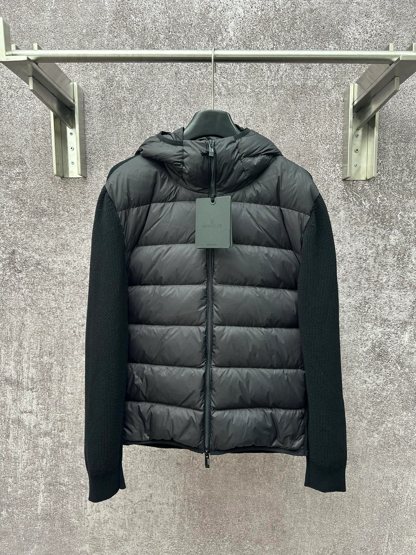 P770 MONCLER Wool Splicing Fluorescent Ribbon Down Jacket Fabric selection: The front body fabric is made of 100% polyester fiber high-density weaving, with a thickness of 0.08mm to avoid increasing the overall weight and being smooth. The high-density weaving structure forms a wind resistance layer to protect the thermal efficiency of the thermal layer from loss. At the same time, it can withstand the expansion pressure of down and prevent deformation and damage after long-term use.   Features: The webbing next to the access control zipper is a fluorescent webbing that will reflect different colors when illuminated by different colors. It uses high-quality stitching and advanced sewing equipment to ensure durability and beauty. At the same time, the filling of 90 white duck down has also been strictly screened and evenly distributed to ensure a good thermal insulation effect.  Craftsmanship details: Pay attention to every detail during the production process, and strictly control everything from material selection to sewing technology to ensure quality and durability.  Accessories: One-to-one customized zipper pendant, One-to-one customized MONCLER logo patch, One-to-one customized armband SIZE: 1 2 3 4