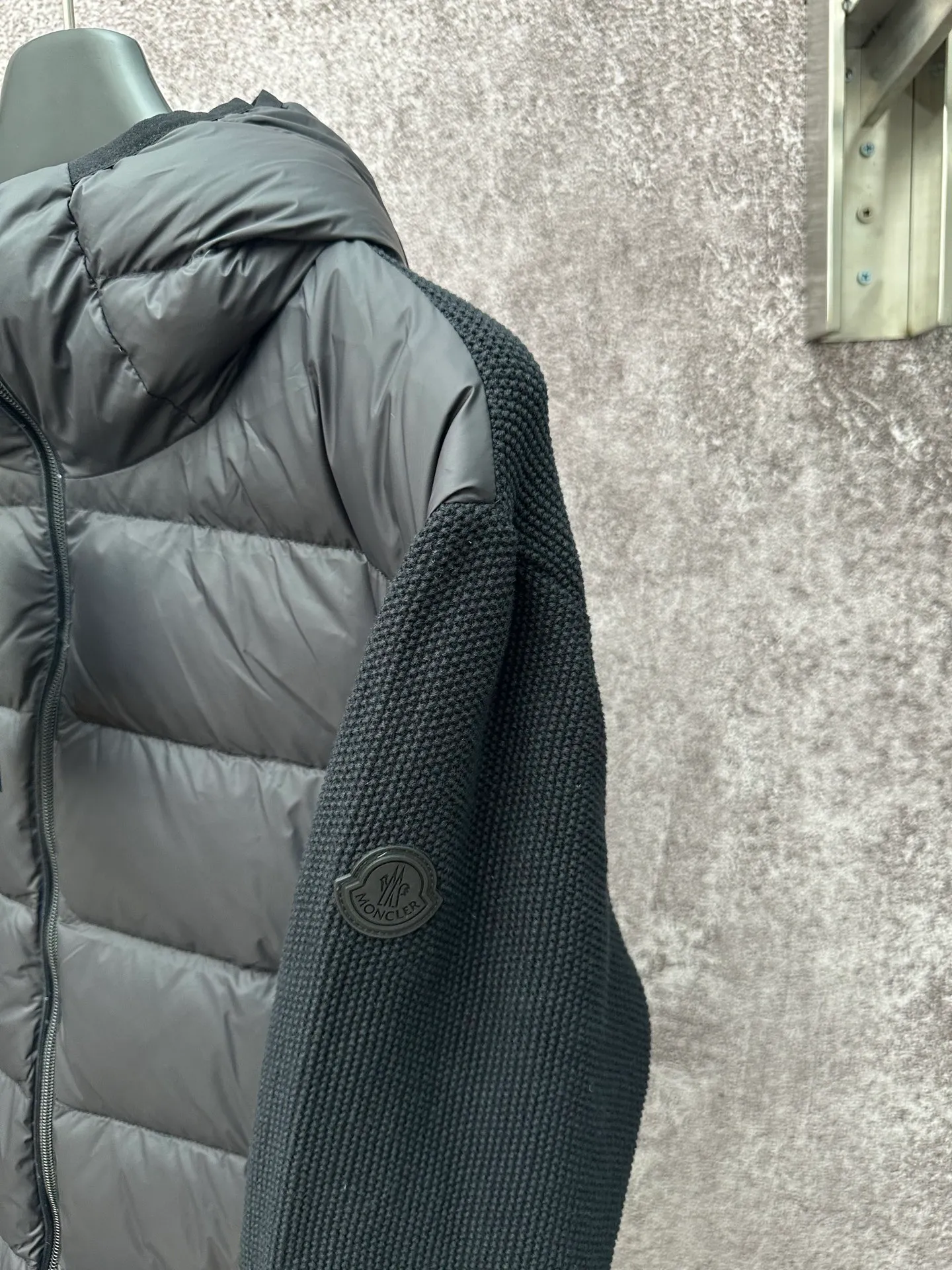P770 MONCLER Wool Splicing Fluorescent Ribbon Down Jacket Fabric selection: The front body fabric is made of 100% polyester fiber high-density weaving, with a thickness of 0.08mm to avoid increasing the overall weight and being smooth. The high-density weaving structure forms a wind resistance layer to protect the thermal efficiency of the thermal layer from loss. At the same time, it can withstand the expansion pressure of down and prevent deformation and damage after long-term use.   Features: The webbing next to the access control zipper is a fluorescent webbing that will reflect different colors when illuminated by different colors. It uses high-quality stitching and advanced sewing equipment to ensure durability and beauty. At the same time, the filling of 90 white duck down has also been strictly screened and evenly distributed to ensure a good thermal insulation effect.  Craftsmanship details: Pay attention to every detail during the production process, and strictly control everything from material selection to sewing technology to ensure quality and durability.  Accessories: One-to-one customized zipper pendant, One-to-one customized MONCLER logo patch, One-to-one customized armband SIZE: 1 2 3 4