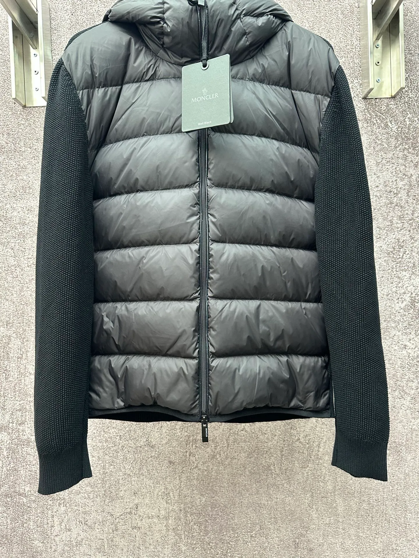 P770 MONCLER Wool Splicing Fluorescent Ribbon Down Jacket Fabric selection: The front body fabric is made of 100% polyester fiber high-density weaving, with a thickness of 0.08mm to avoid increasing the overall weight and being smooth. The high-density weaving structure forms a wind resistance layer to protect the thermal efficiency of the thermal layer from loss. At the same time, it can withstand the expansion pressure of down and prevent deformation and damage after long-term use.   Features: The webbing next to the access control zipper is a fluorescent webbing that will reflect different colors when illuminated by different colors. It uses high-quality stitching and advanced sewing equipment to ensure durability and beauty. At the same time, the filling of 90 white duck down has also been strictly screened and evenly distributed to ensure a good thermal insulation effect.  Craftsmanship details: Pay attention to every detail during the production process, and strictly control everything from material selection to sewing technology to ensure quality and durability.  Accessories: One-to-one customized zipper pendant, One-to-one customized MONCLER logo patch, One-to-one customized armband SIZE: 1 2 3 4