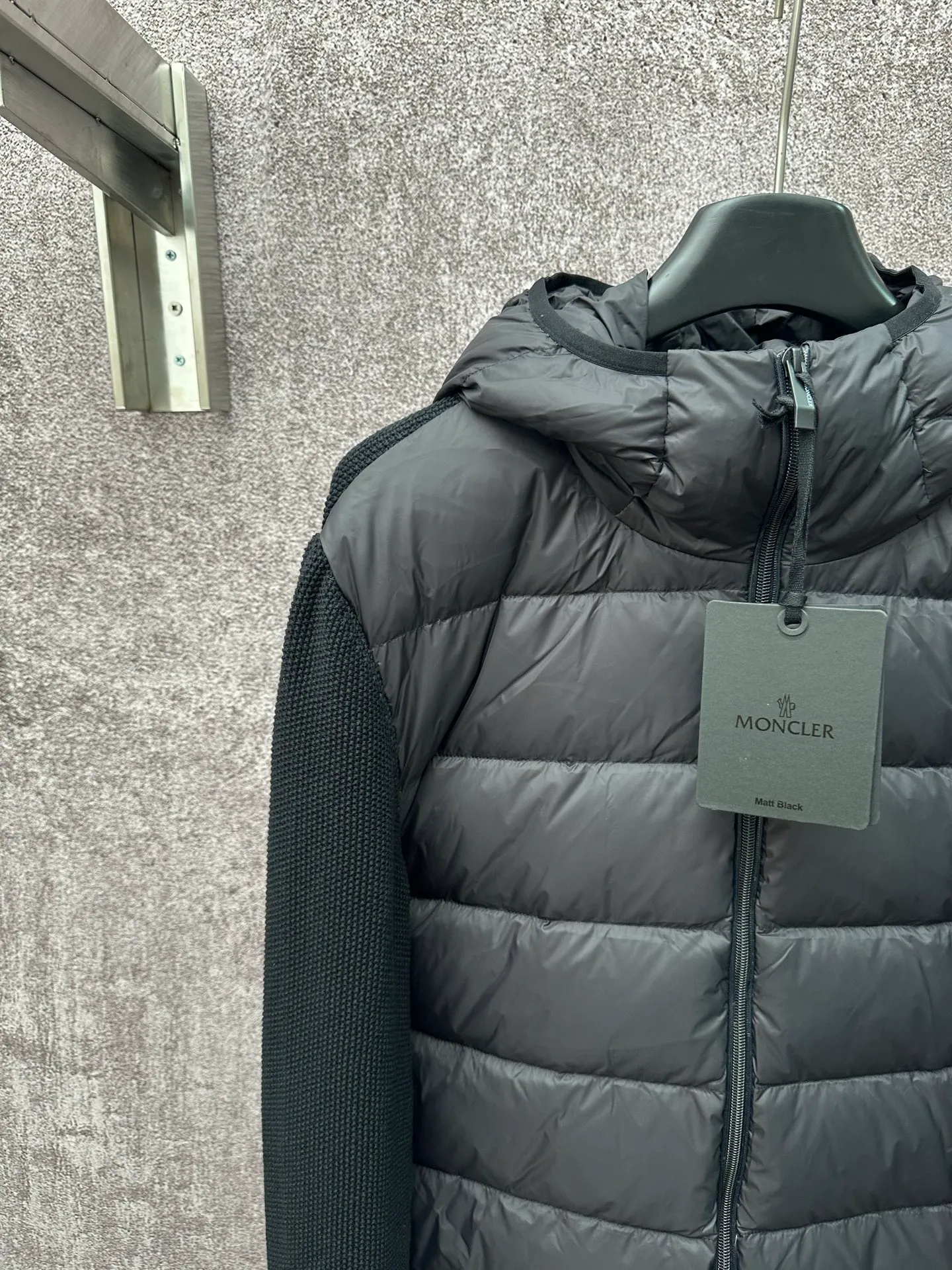 P770 MONCLER Wool Splicing Fluorescent Ribbon Down Jacket Fabric selection: The front body fabric is made of 100% polyester fiber high-density weaving, with a thickness of 0.08mm to avoid increasing the overall weight and being smooth. The high-density weaving structure forms a wind resistance layer to protect the thermal efficiency of the thermal layer from loss. At the same time, it can withstand the expansion pressure of down and prevent deformation and damage after long-term use.   Features: The webbing next to the access control zipper is a fluorescent webbing that will reflect different colors when illuminated by different colors. It uses high-quality stitching and advanced sewing equipment to ensure durability and beauty. At the same time, the filling of 90 white duck down has also been strictly screened and evenly distributed to ensure a good thermal insulation effect.  Craftsmanship details: Pay attention to every detail during the production process, and strictly control everything from material selection to sewing technology to ensure quality and durability.  Accessories: One-to-one customized zipper pendant, One-to-one customized MONCLER logo patch, One-to-one customized armband SIZE: 1 2 3 4