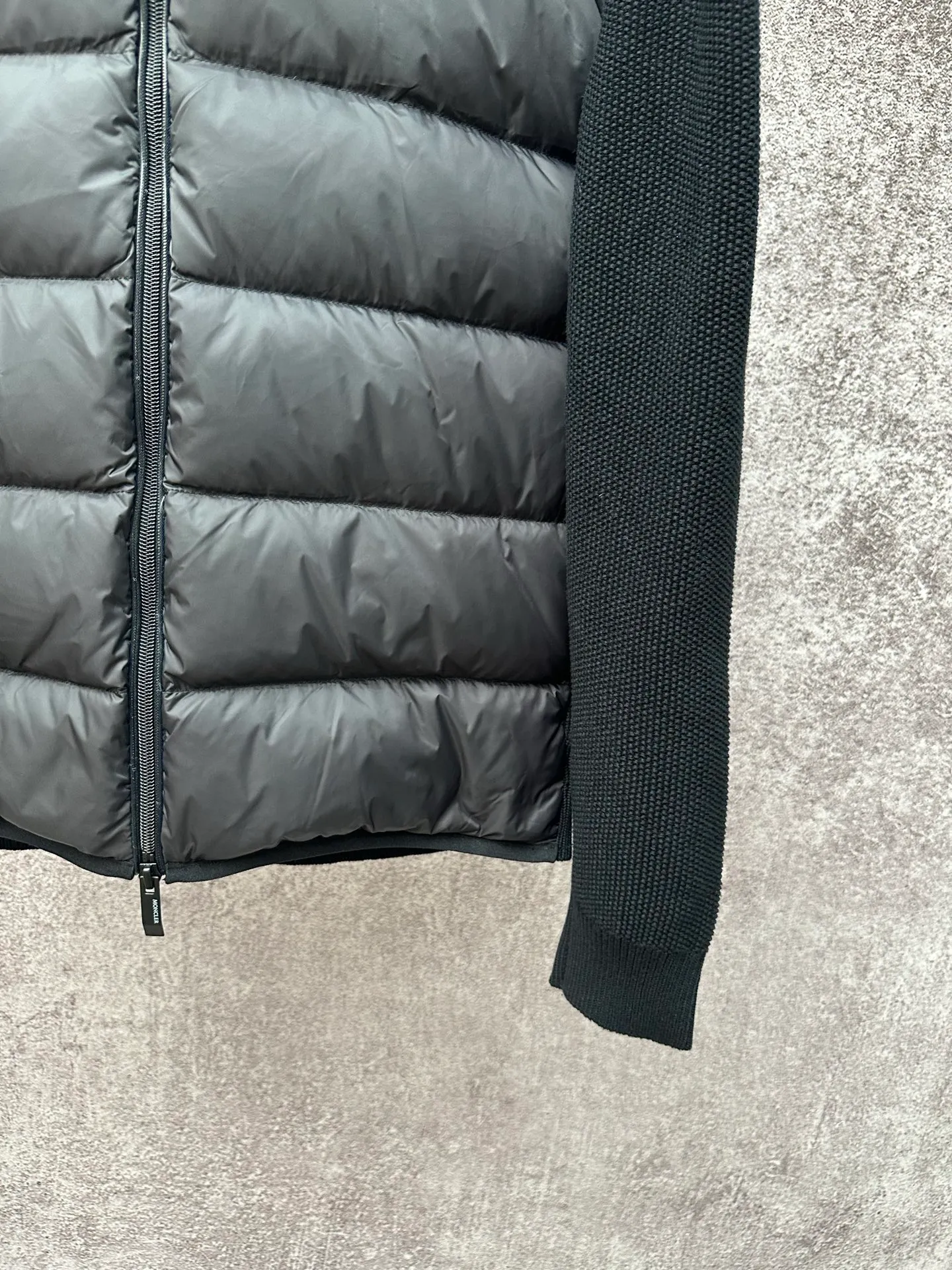 P770 MONCLER Wool Splicing Fluorescent Ribbon Down Jacket Fabric selection: The front body fabric is made of 100% polyester fiber high-density weaving, with a thickness of 0.08mm to avoid increasing the overall weight and being smooth. The high-density weaving structure forms a wind resistance layer to protect the thermal efficiency of the thermal layer from loss. At the same time, it can withstand the expansion pressure of down and prevent deformation and damage after long-term use.   Features: The webbing next to the access control zipper is a fluorescent webbing that will reflect different colors when illuminated by different colors. It uses high-quality stitching and advanced sewing equipment to ensure durability and beauty. At the same time, the filling of 90 white duck down has also been strictly screened and evenly distributed to ensure a good thermal insulation effect.  Craftsmanship details: Pay attention to every detail during the production process, and strictly control everything from material selection to sewing technology to ensure quality and durability.  Accessories: One-to-one customized zipper pendant, One-to-one customized MONCLER logo patch, One-to-one customized armband SIZE: 1 2 3 4