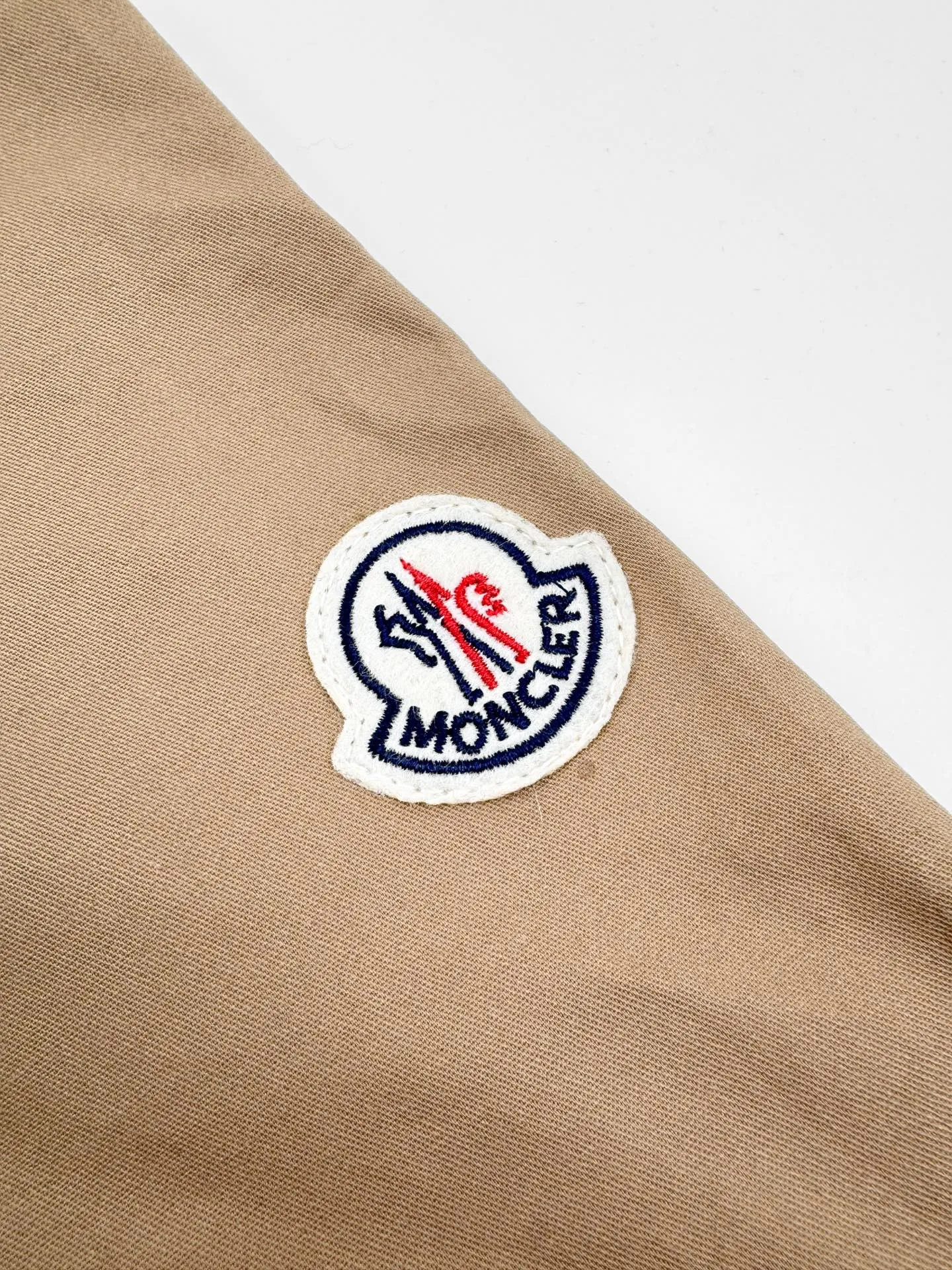 P350 Moncler Logo Pocket Short Sleeve Customized high-quality cotton hidden pattern gabardine Full of texture Comfortable and close to the skin Encountering brown tones exuding restrained tenderness The iconic Moncler logo embroidered logo is embellished on it to increase brand recognition. Use simplicity as the pen and texture as the ink to outline the most moving fashion picture with the simplest elements. Process 1: Use imported special machine infrared to locate the "Moncler logo embroidery" to make the position more precise Firm and strong. Process 2: Template machine to open the bag. The preset template guides the position, shape and size of the bag. Accuracy ensures the quality of the bag opening. Process 3: The fabrics are washed and have a better hand feel. Not easy to deform, not easy to shrink, not easy to fade, and maintain long-term beauty. Accessories: Customized 1:1 Moncler embroidered logo Customized 1:1 Moncler snap button Customized 1:1 Moncler zipper Customized 1:1 Moncler trademark Fit: Loose fit Size: S M L XL Style number: AA550