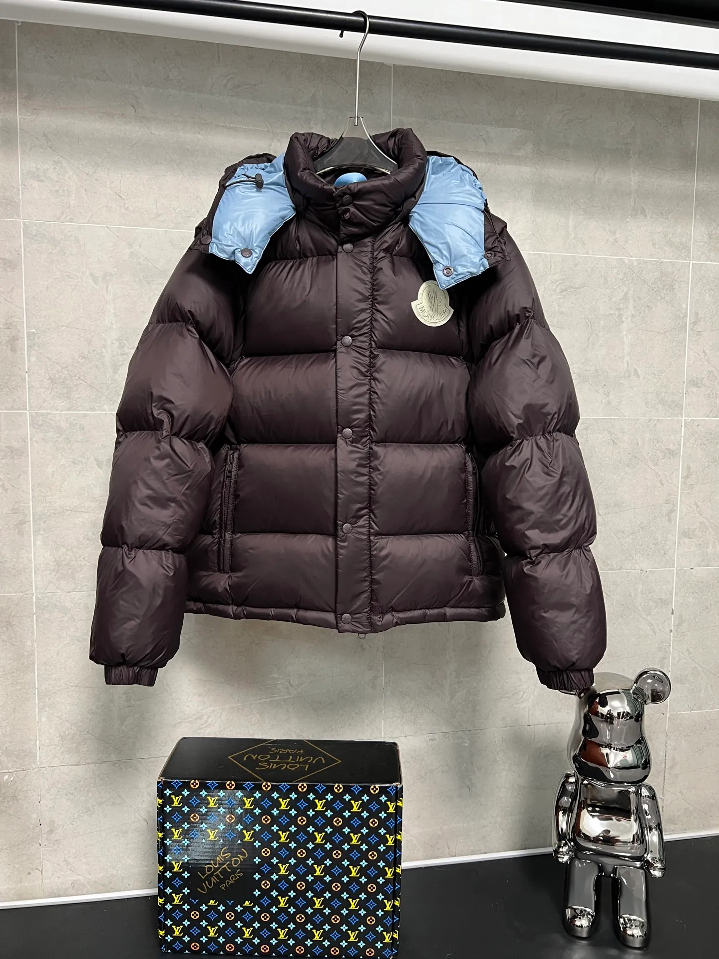 P920 Moncler Mouth Cyclone 2-in-1 Mouth Mouth New Autumn and Winter Down Jacket Stand-up collar, hooded and detachable sleeve design, one garment can be worn in a variety of styles, suitable for various looks; Made of custom-made windproof and rain-proof fabric, anti-wrinkle, anti-static and quick-drying, soft and skin-friendly, and extremely comfortable for the upper body; Stand-up collar and hooded design, combining business and leisure A down jacket; filled with 90% goose down, warm, fluffy and soft; made in brand factories, with impeccable quality and details; decorated with the brand logo on the chest, highly recognizable; a down jacket suitable for various occasions, with unparalleled warmth Size: 12345